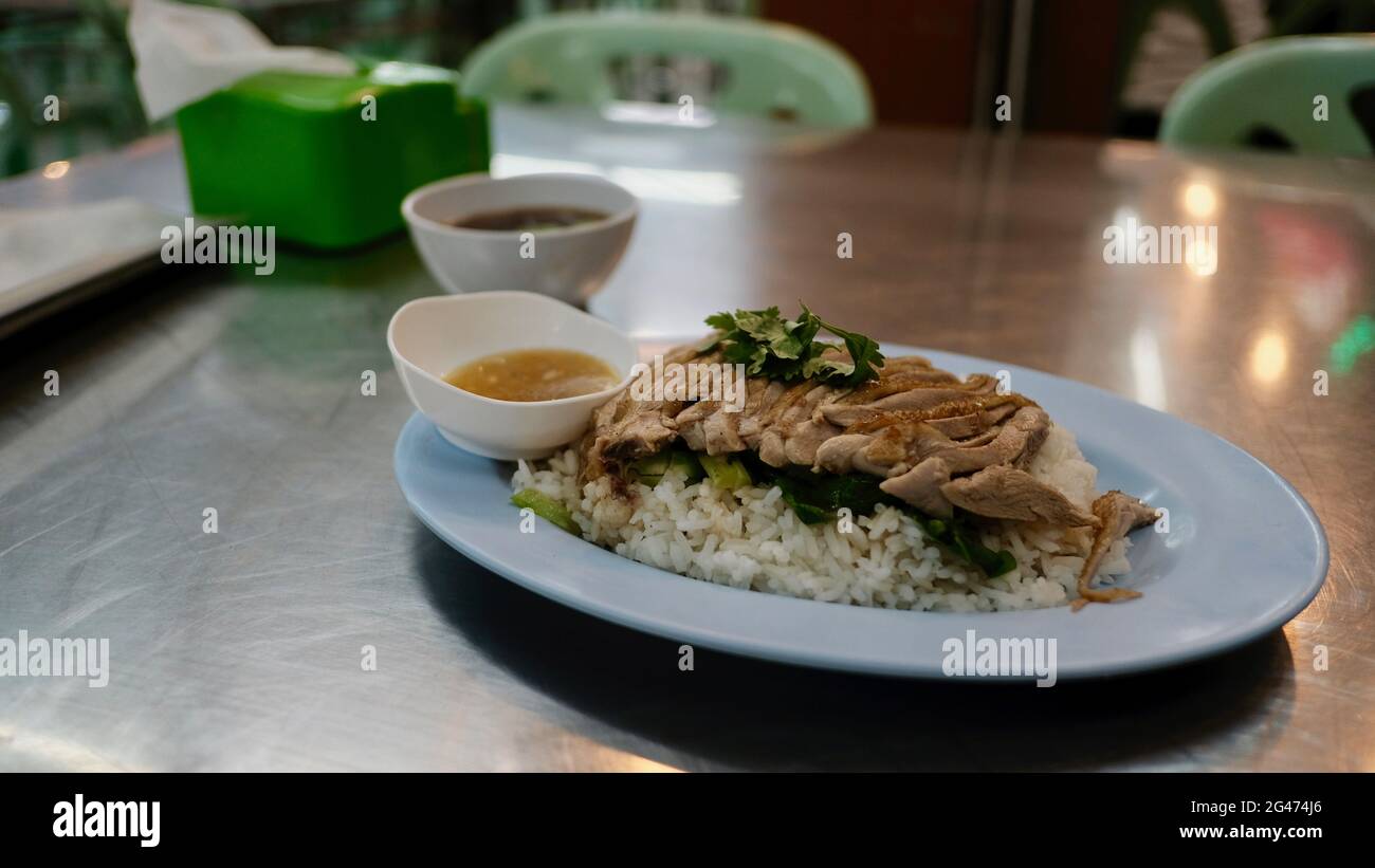 Essen bereit zu essen Thai Ente mit Reis mit einer Seite von Sauce Stockfoto