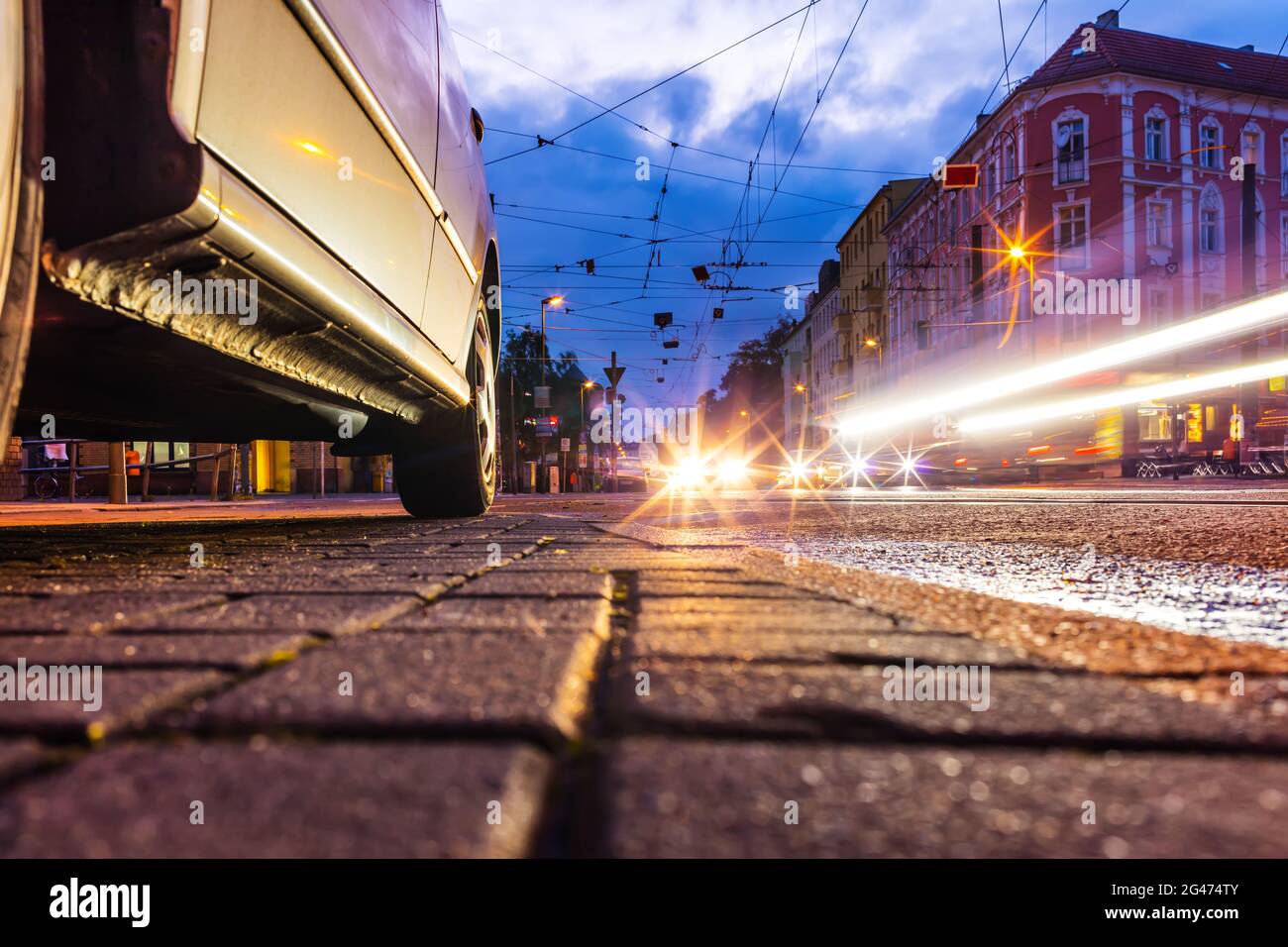 Berliner Straßenverkehr am Abend, SchÃ¶neweide Wilhelminenhofstraße Ecke Edisonstraße Koepenick Stockfoto