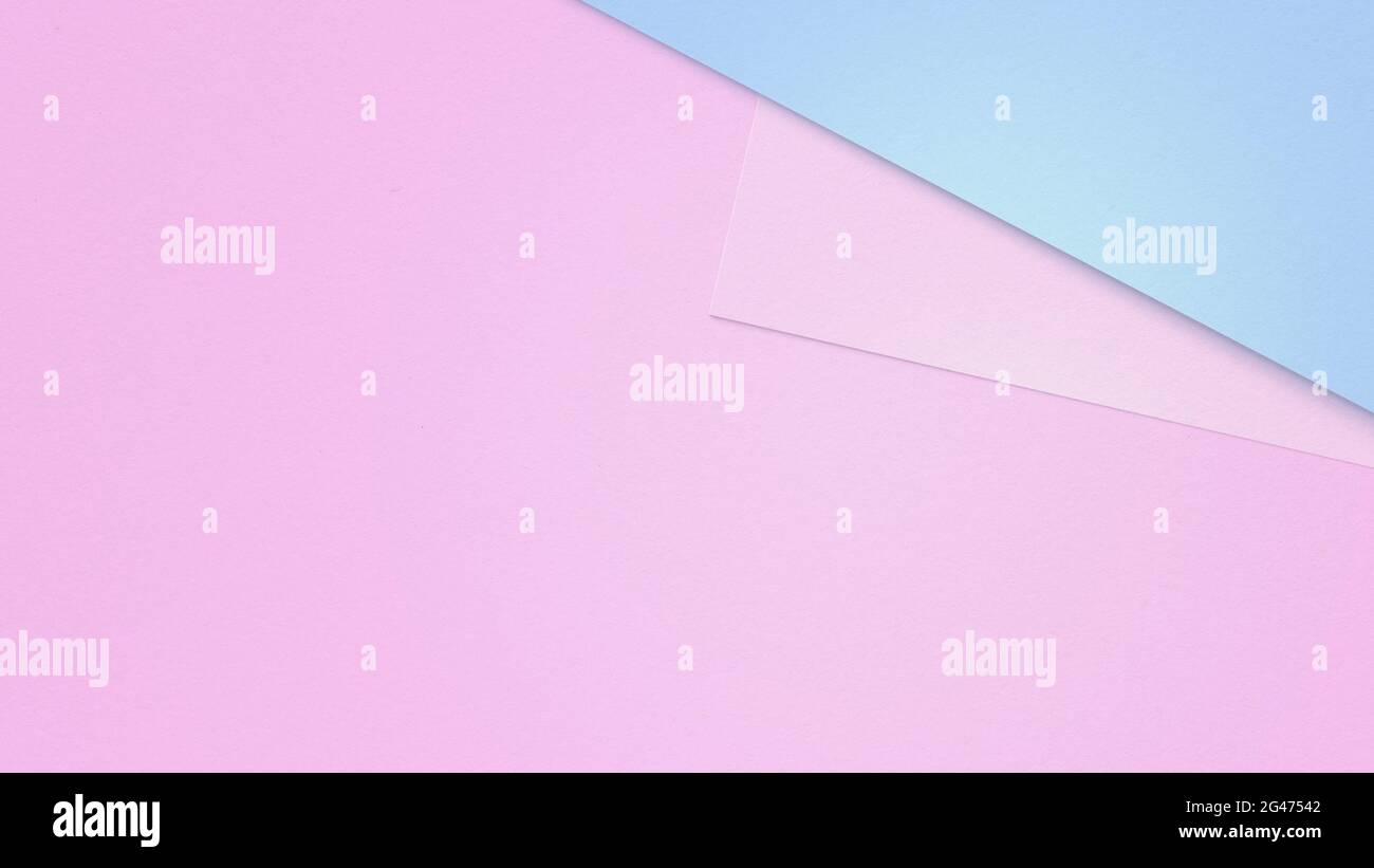 Saubere Blätter mit rosafarbenen und türkisfarbenen überlappenden Papieren. Einfacher und minimaler abstrakter Hintergrund in 4k-Auflösung. Speicherplatz kopieren. Stockfoto