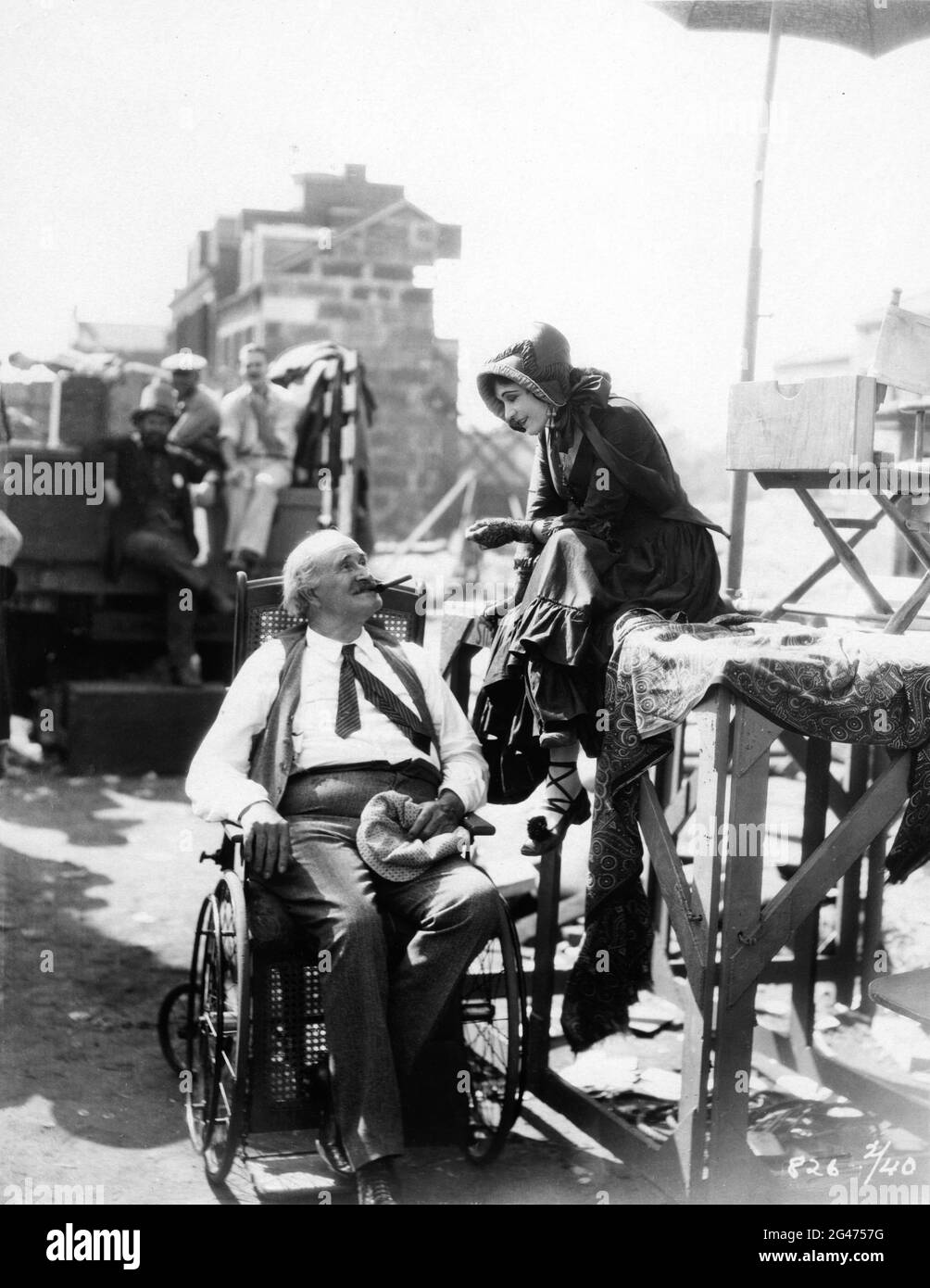 POLA NEGRI am Set offen im Gespräch mit dem Set-Besucher THEODORE ROBERTS (in Kostümen für seinen Film FORTY WINKS) während der Dreharbeiten zu FLOWER OF NIGHT 1925 Regisseur PAUL BERN Geschichte Joseph Hergesheimer Schriftsteller Willis Goldbeck Kinematographie Bert Glennon Famous Players - Lasky Corporation / Paramount Picches Stockfoto
