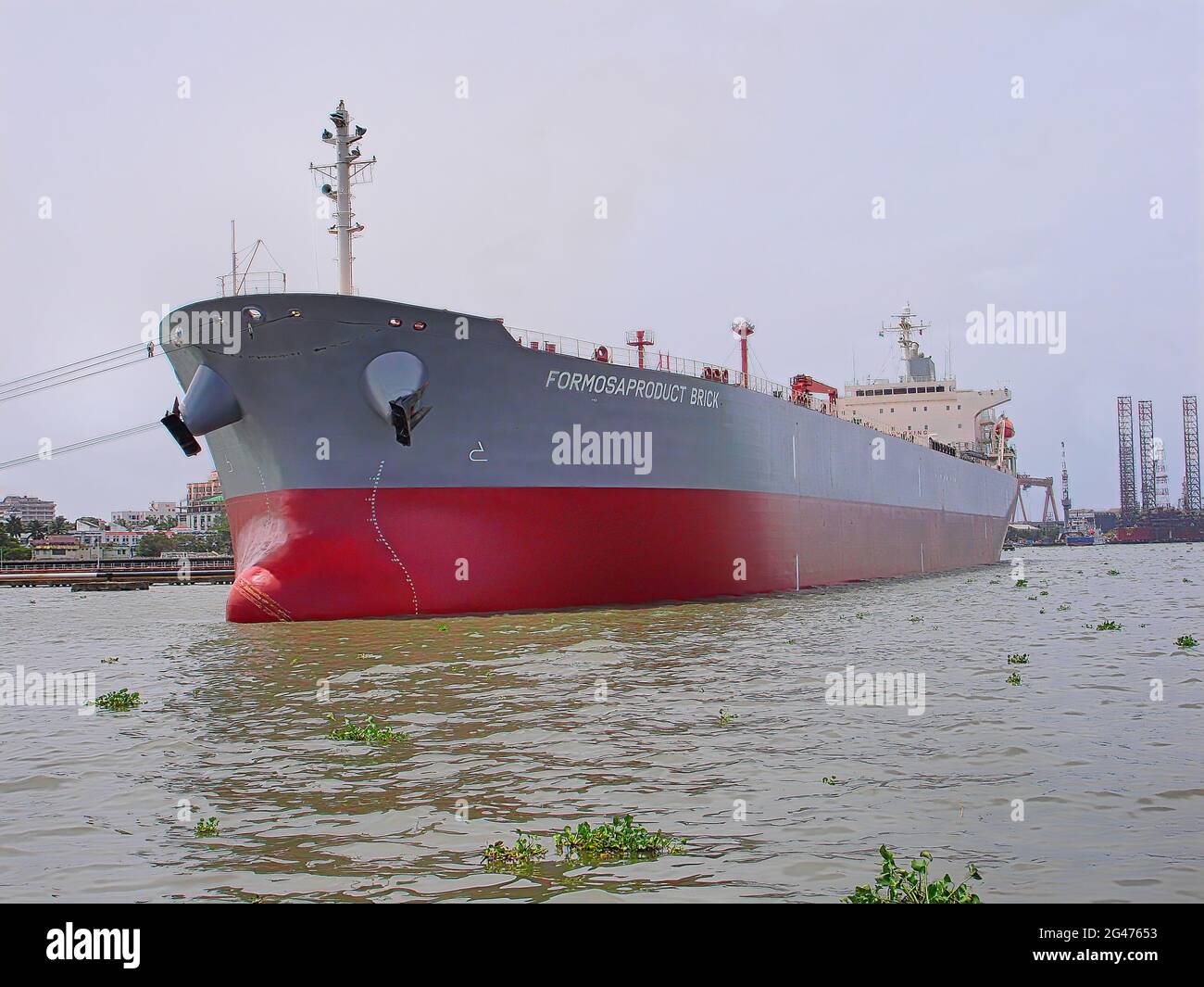 Ein Frachtschiff in einem Hafen von cochin, Kerala, Indien Stockfoto