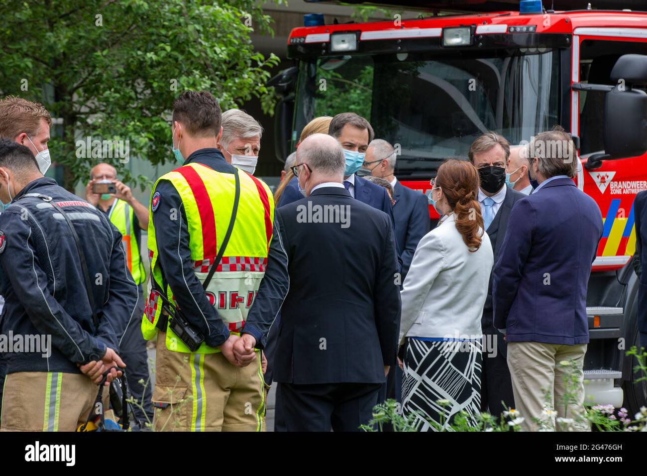 König Philippe - Filip von Belgien, Premierminister Alexander De Croo und Antwerpener Bürgermeister Bart De Wever, abgebildet während der Stelle eines eingestürzten Gebäudes bei Stockfoto
