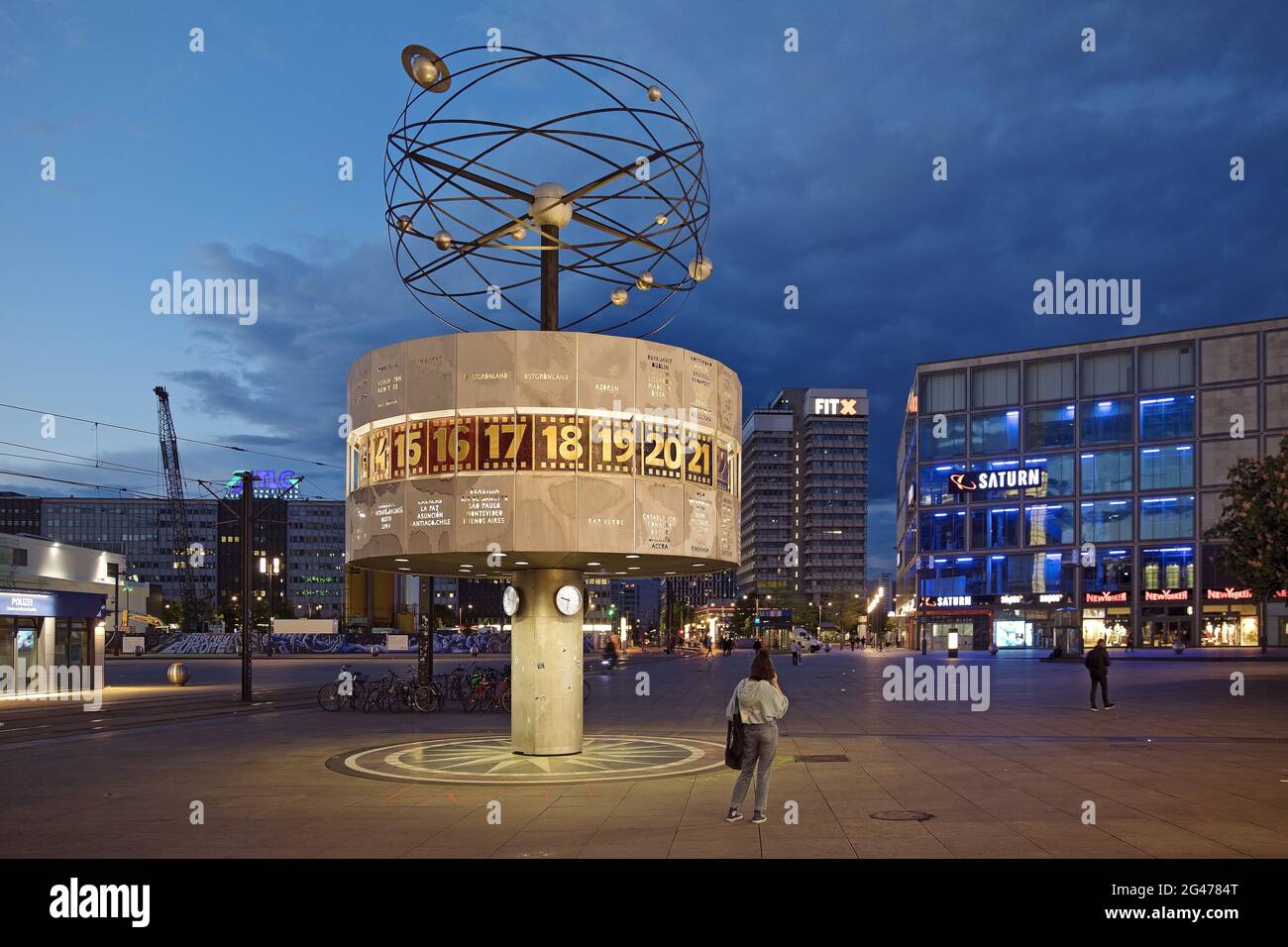 Urania-Weltzeituhr am Alexanderplatz am Abend, Berlin Mitte, Berlin, Deutschland, Europa Stockfoto
