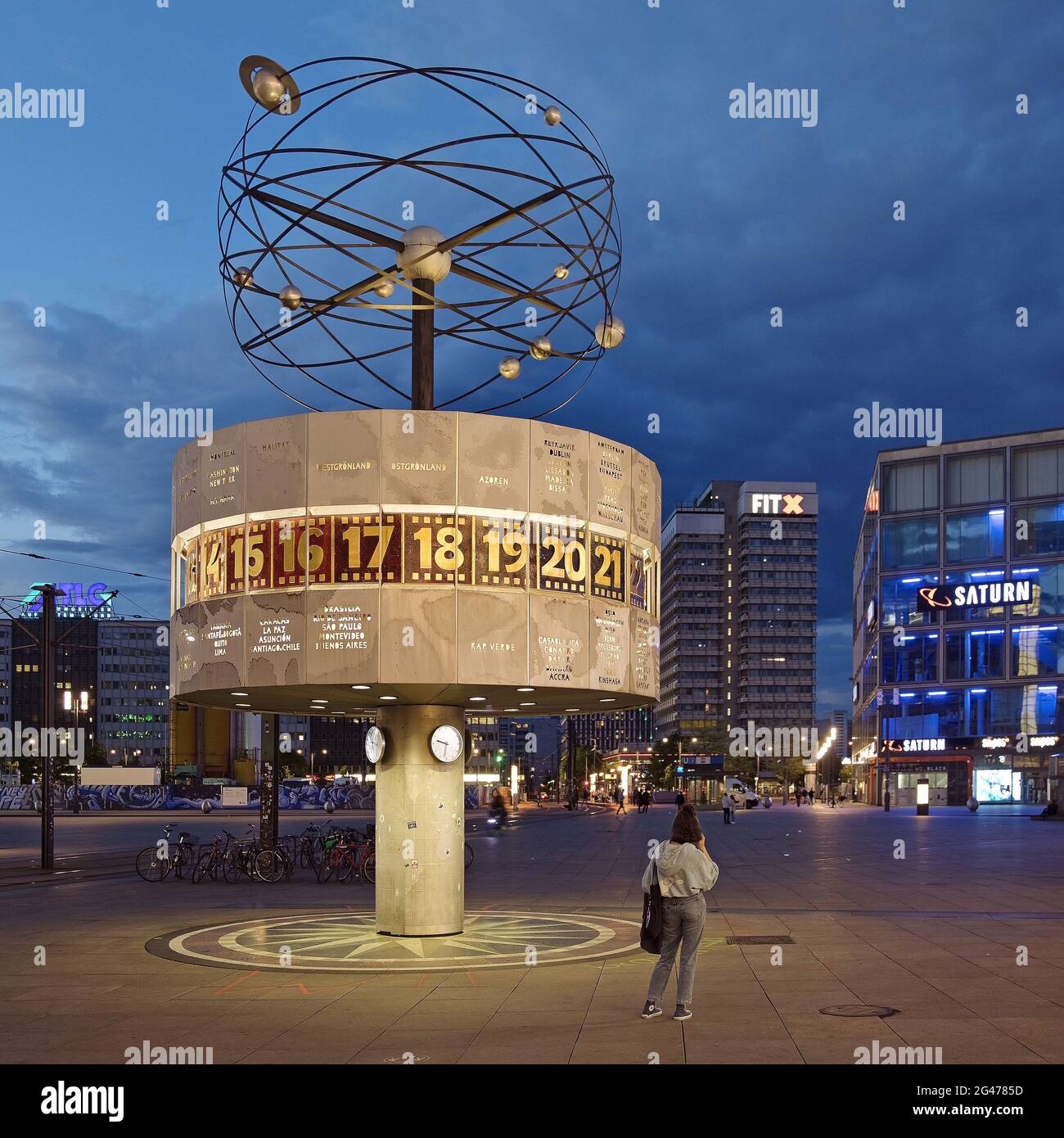 Urania-Weltzeituhr am Alexanderplatz am Abend, Berlin Mitte, Berlin, Deutschland, Europa Stockfoto
