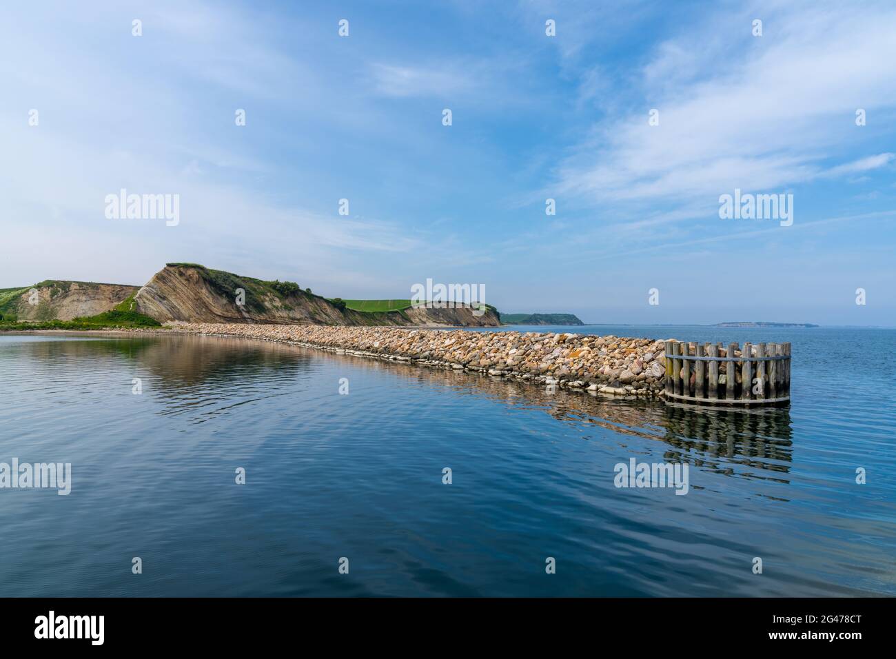 Landschaft eines Hafenmegers und wunderschöne grüne Klippen am Meer an der Nordsee Stockfoto