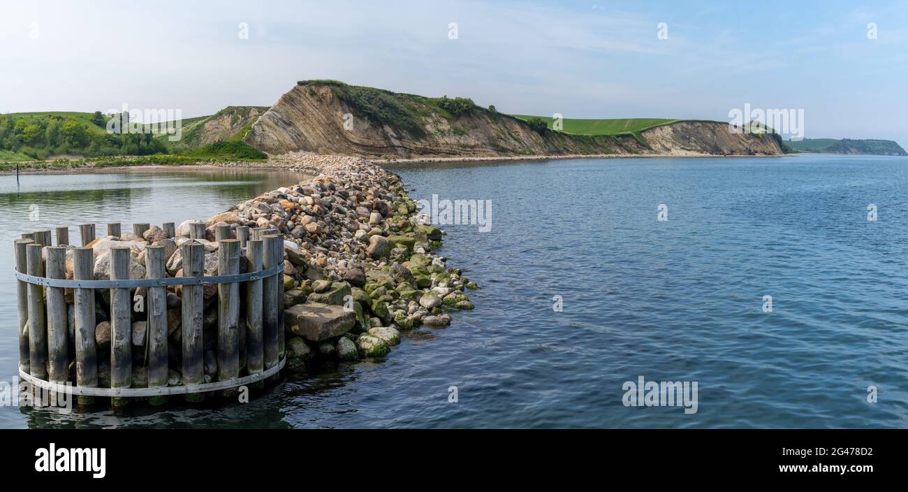 Landschaft eines Hafenmegers und wunderschöne grüne Klippen am Meer an der Nordsee Stockfoto