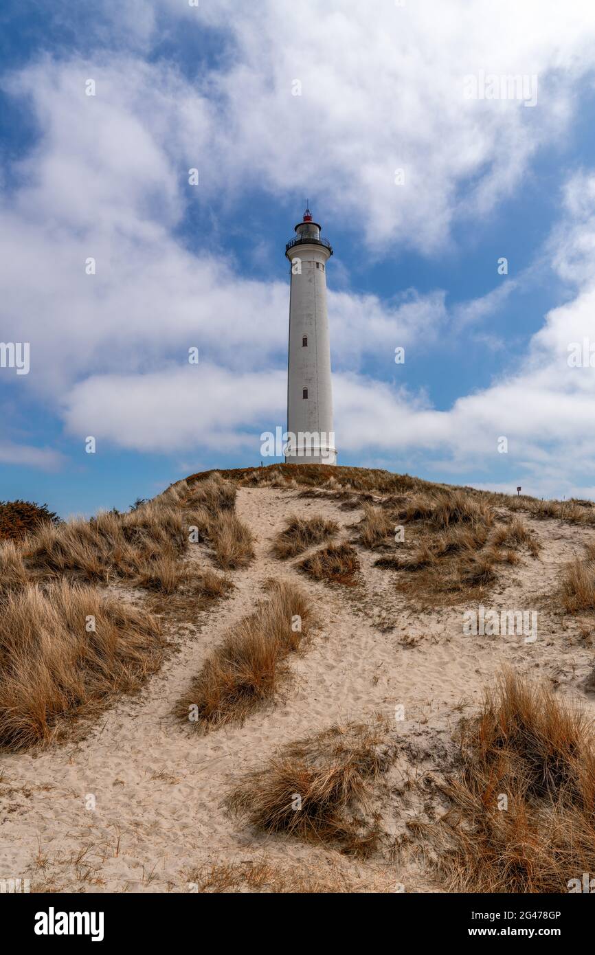 Blick auf die Sanddünen an der dänischen Jütlandküste mit dem Leuchtturm Lyngvid Fyr Stockfoto