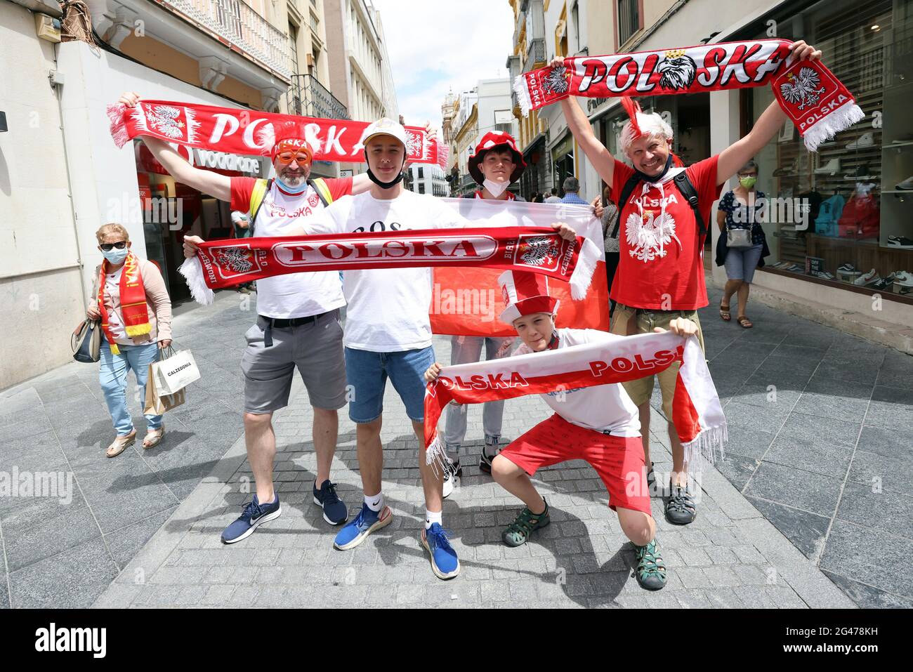 Sevilla, Spanien. Juni 2021. Unterstützer Spaniens und polens vor dem zweiten Spiel der Euro 2020 in Sevilla, Spanien, 19. Juni 2021. Quelle: Jose Luis Contreras/DAX/ZUMA Wire/Alamy Live News Stockfoto