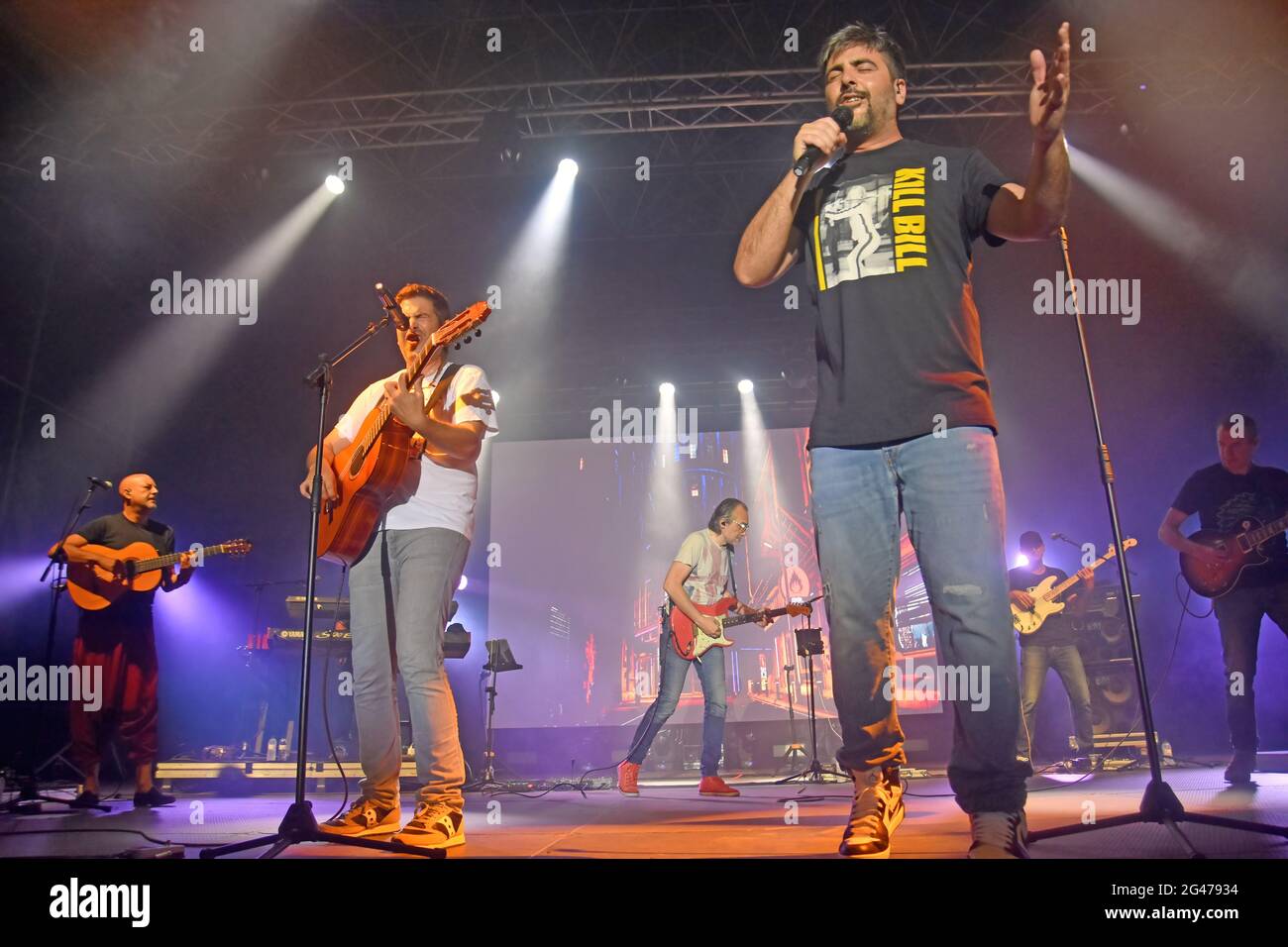 Calafell, Spanien. Juni 2021. Jose Muñoz und David Muñoz treten während des Calafell Beach Festivals auf. Die spanische Musikgruppe Estopa, bestehend aus den Brüdern David Muñoz (Stimme) und Jose Muñoz (Stimme und Gitarre) Spielen Sie vor 1500 Personen beim Calafell Beach Festival in einem der ersten massiven Konzerte nach dem Ende des Alarmzustands für die Covid- 19 mit einem Publikum, das Gesichtsmasken trägt und auf Stühlen sitzt und am Eingang des Veranstaltungsortes Körpertemperaturkontrollen durchführt. Kredit: SOPA Images Limited/Alamy Live Nachrichten Stockfoto