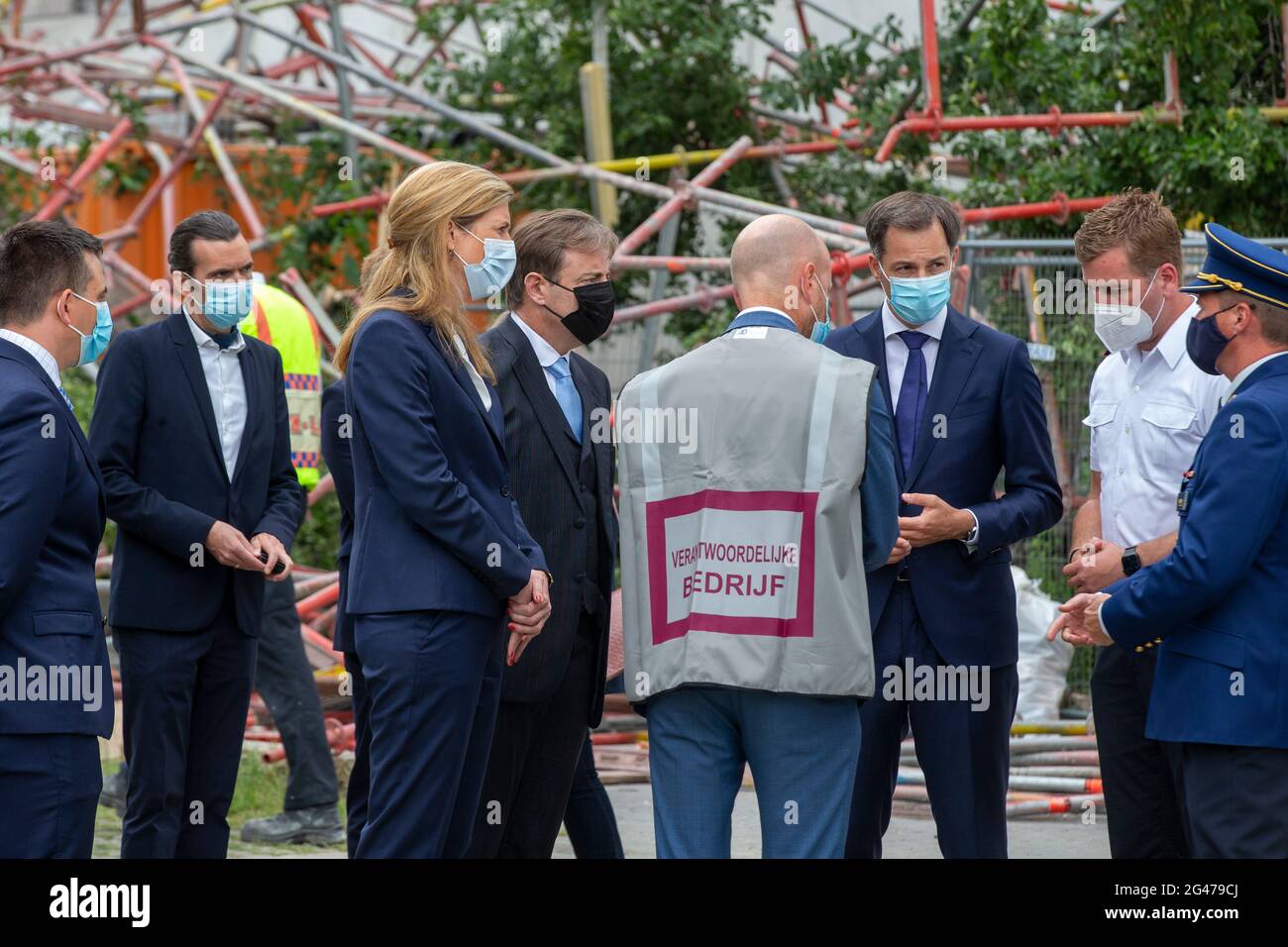 Innenministerin Annelies Verlinden, der Antwerpener Bürgermeister Bart De Wever und Premierminister Alexander De Croo im Bild am Standort eines eingestürzten Gebäudes in Stockfoto