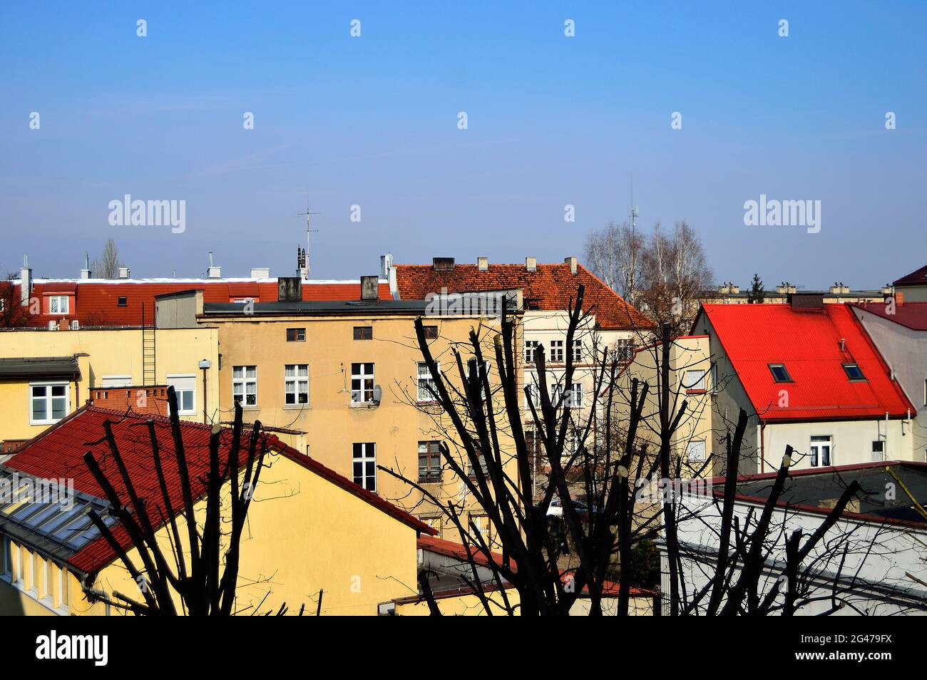 Dächer und Fenster in Mehrfamilienhäusern aus Vogelperspektive. Sommer. Stockfoto