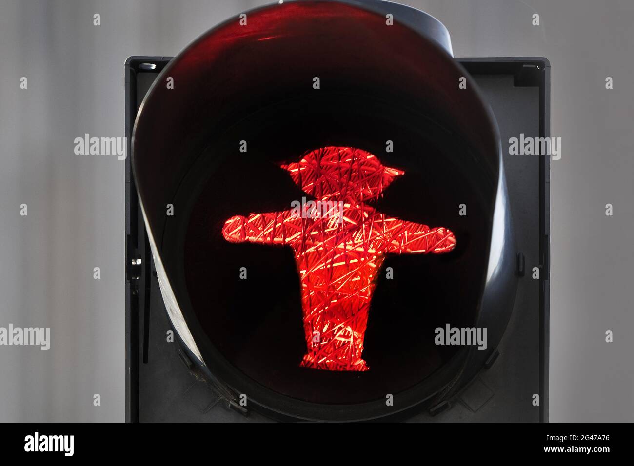 Fußgängerampel mit rotem Ost-Ampelmaennchen Stoppi von Karl Peglau, Berlin, Deutschland, Europa Stockfoto