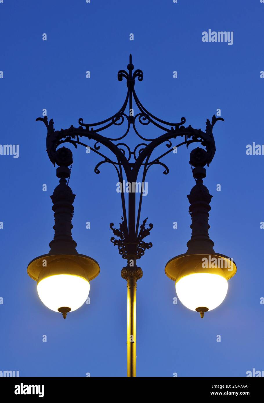 Glühende alte Berliner Gaslaterne am Abend, Pariser Platz, Berlin, Deutschland, Europa Stockfoto
