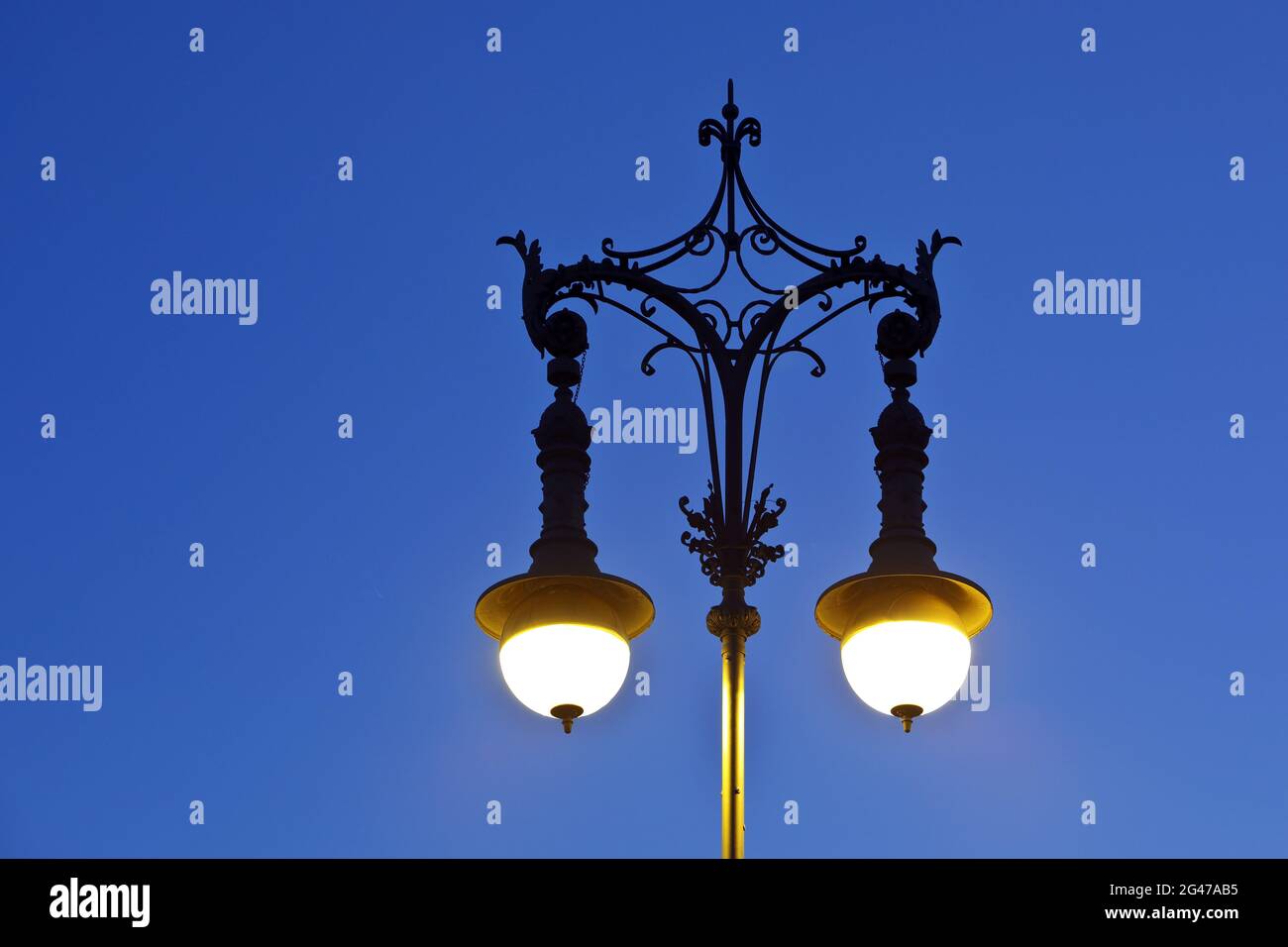 Glühende alte Berliner Gaslaterne am Abend, Pariser Platz, Berlin, Deutschland, Europa Stockfoto