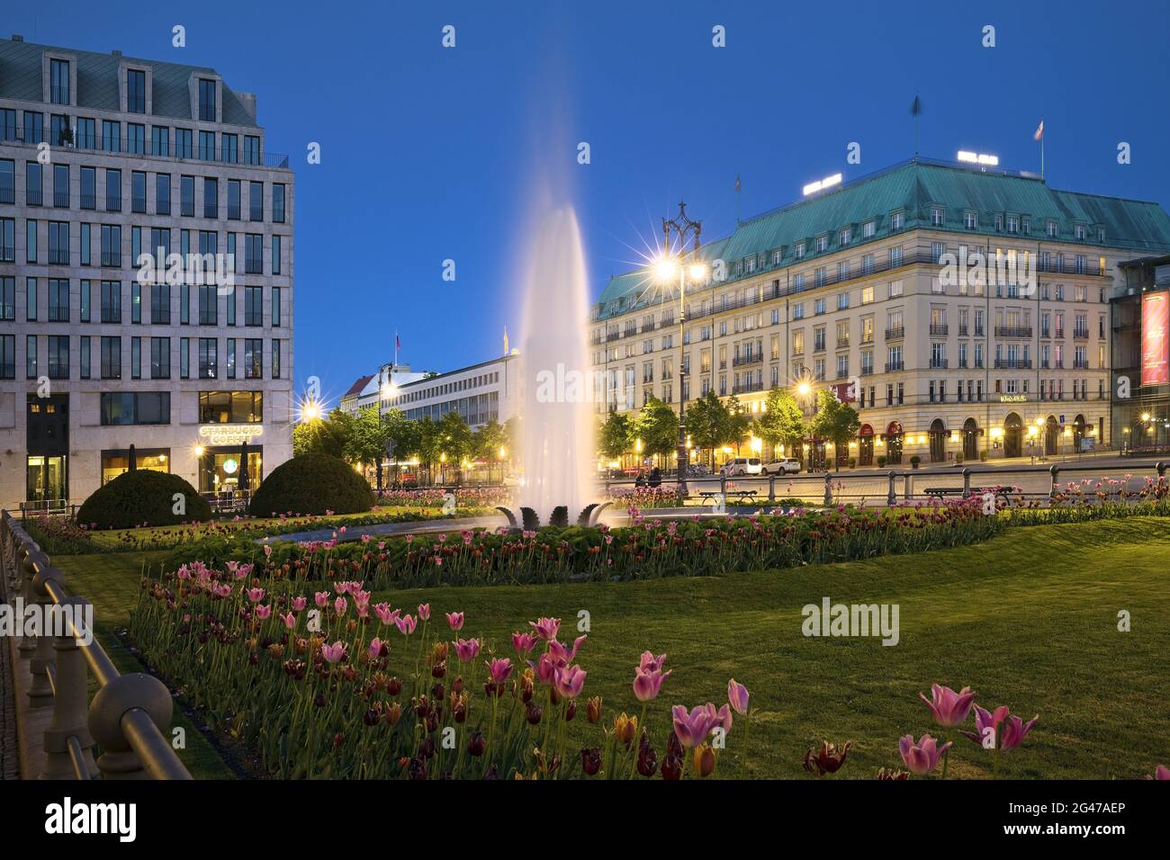 Pariser Platz mit Brunnen und Hotel Adlon Kempinski am Abend, Berlin, Deutschland, Europa Stockfoto