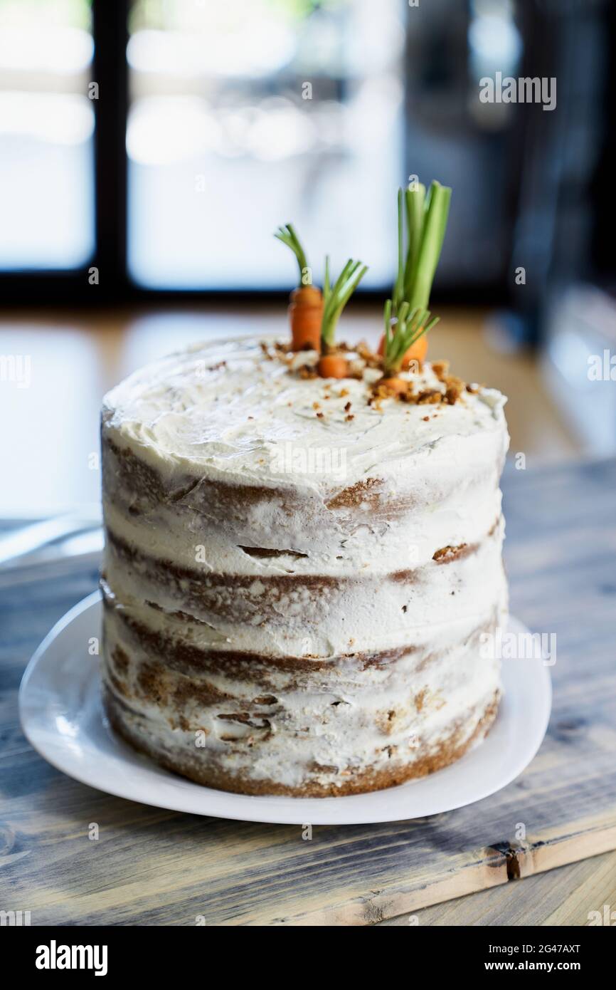 Appetitliche Karottenkuchen steht auf einem weißen Teller Stockfoto