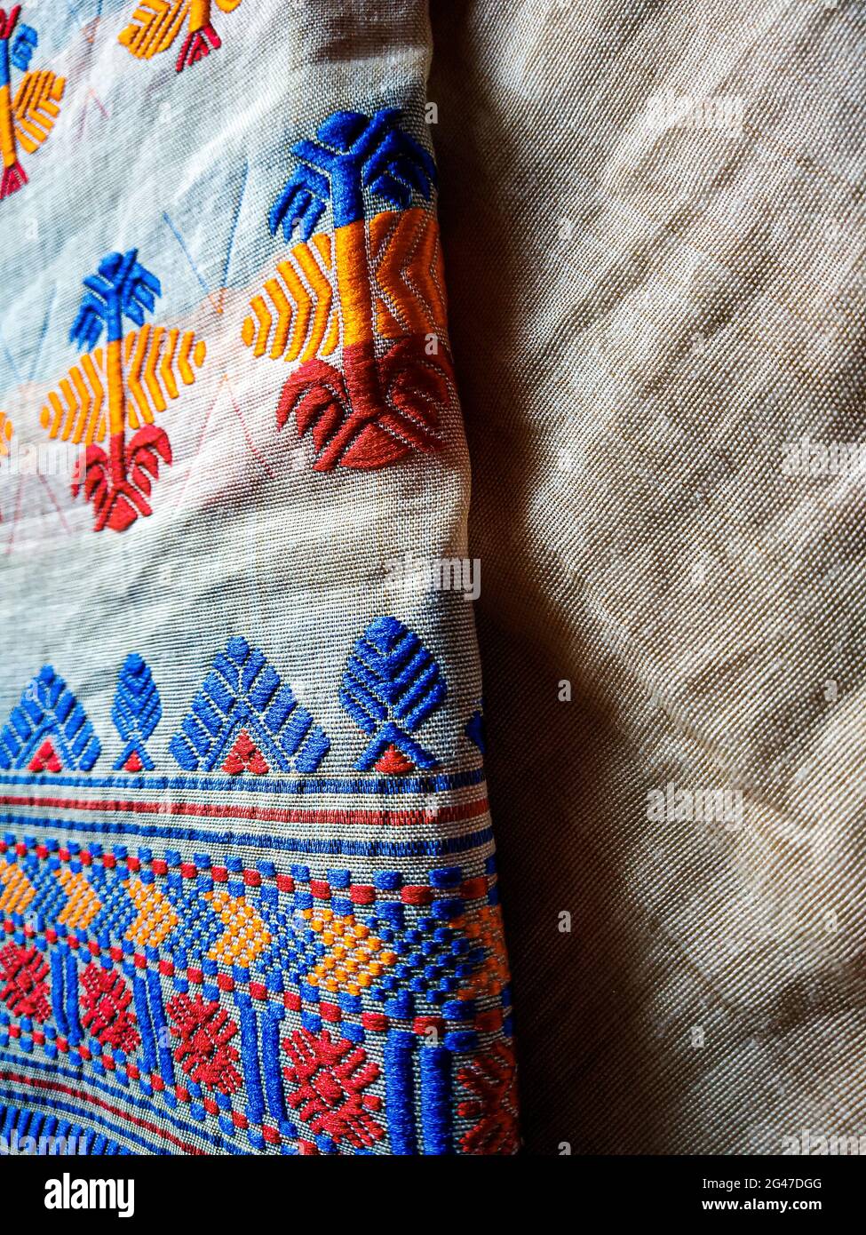 Stammesmuster oder ethnische Muster wird für assam-Motivdesign oder muga-Seide von assam verwendet. Ähnlich wie ukrainisches oder russisches Muster. Stockfoto