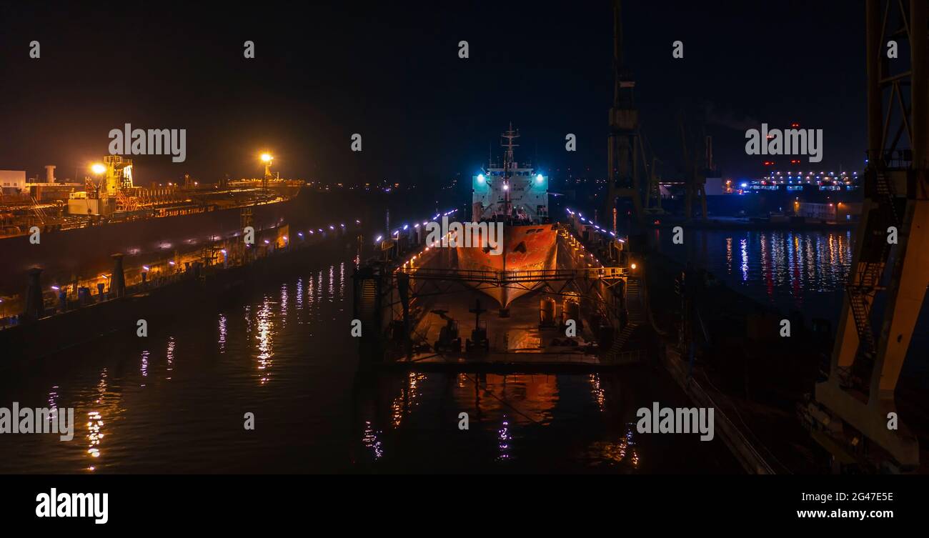 Nachtfoto die Remontova Werft mit Schiffen in Trockendocks. Polen, Danzig, Drohnenaufnahmen, Tageslicht. Stockfoto