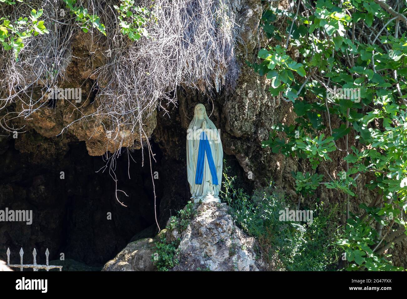 Bild der Jungfrau Maria in ihrer Anrufung der Muttergottes von Lourdes in einer Höhle auf dem Pfad de las Tobas im Dorf Higuera de la Sierra, Sierra de A Stockfoto