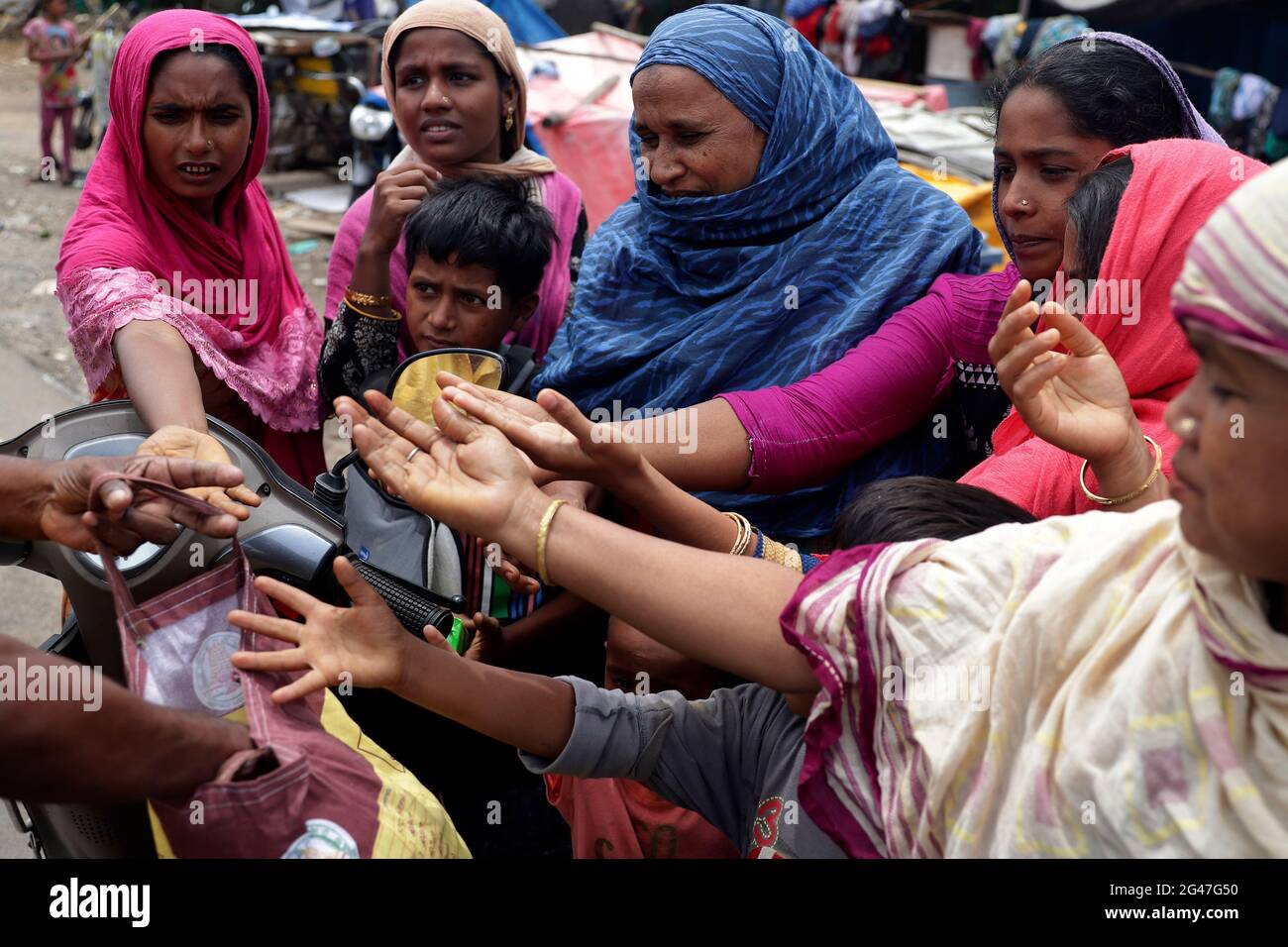 19. Juni 2021, Chennai, Tamil Nadu, Indien: Rohingyas werden im Rohingya-Flüchtlingslager in Kelambakkam, Chennai, Indien, beim Sammeln von Nahrungsmitteln gesehen. Der Fotoessay über das Leben der Rohingya-Flüchtlinge, die im Flüchtlingslager Kelambakkam am Stadtrand von Chennai übernachten. Mehr als 85 Rohingya kamen vor vielen Jahren während des Konflikts zwischen den Rakhine-Buddhisten und den Rohingya-Muslimen in Myanmar nach Chennai. Die Rohingyas werden von den Vereinten Nationen als „die am meisten verfolgte Minderheit der Welt“ angesehen. Der 20. Juni markiert den „Weltflüchtlingstag“. Der Tag konzentriert sich auf die Rechte, Bedürfnisse und drea Stockfoto