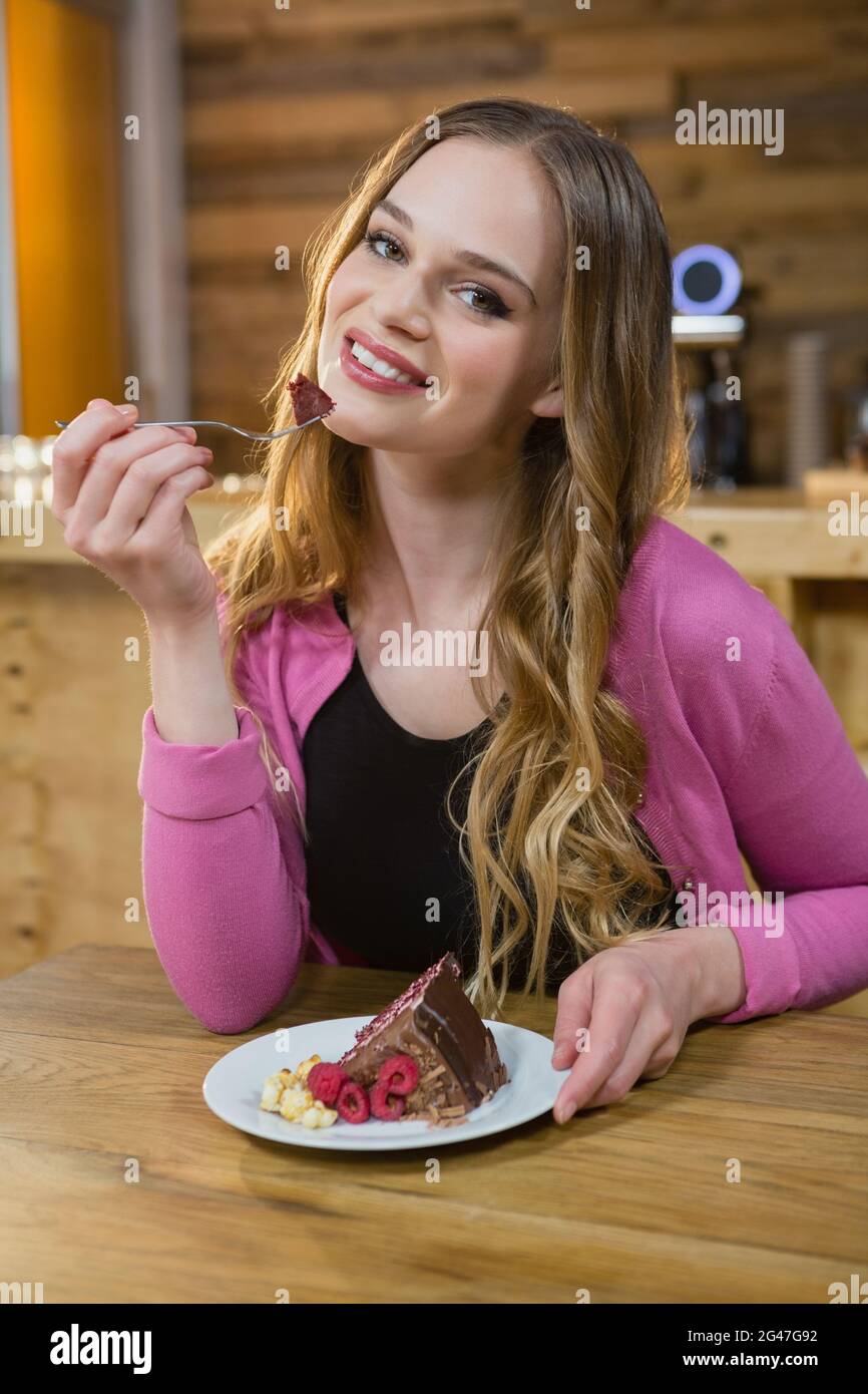 Porträt einer schönen Frau mit Gebäck Stockfoto