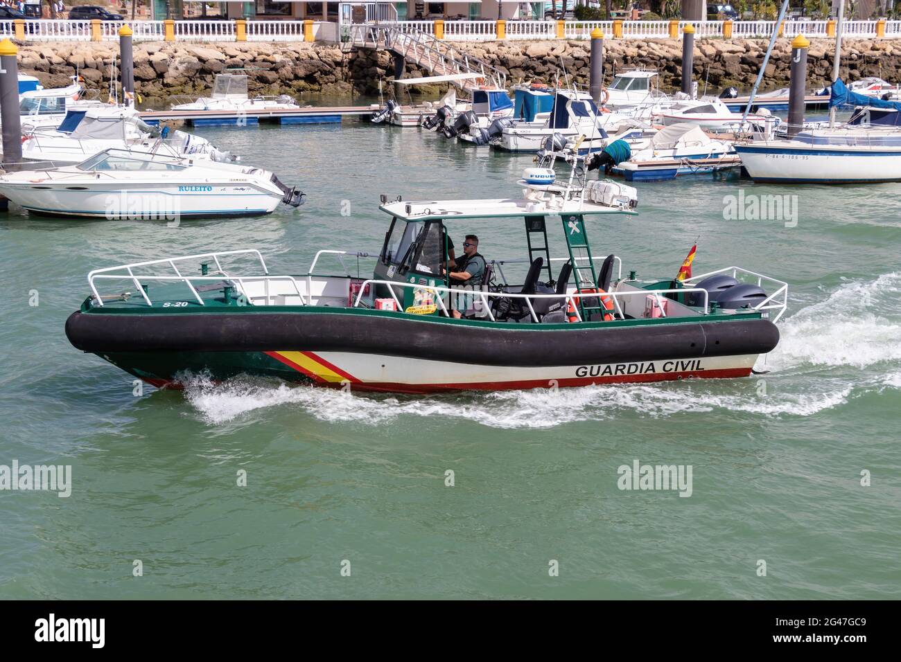 El Puerto de Santa María, Cádiz, Spanien - 16. Juni 2021: Schnellboot der Guardia Civil patrouilliert im Hafen. Staatliche Sicherheitskräfte und -Organe, Anda Stockfoto