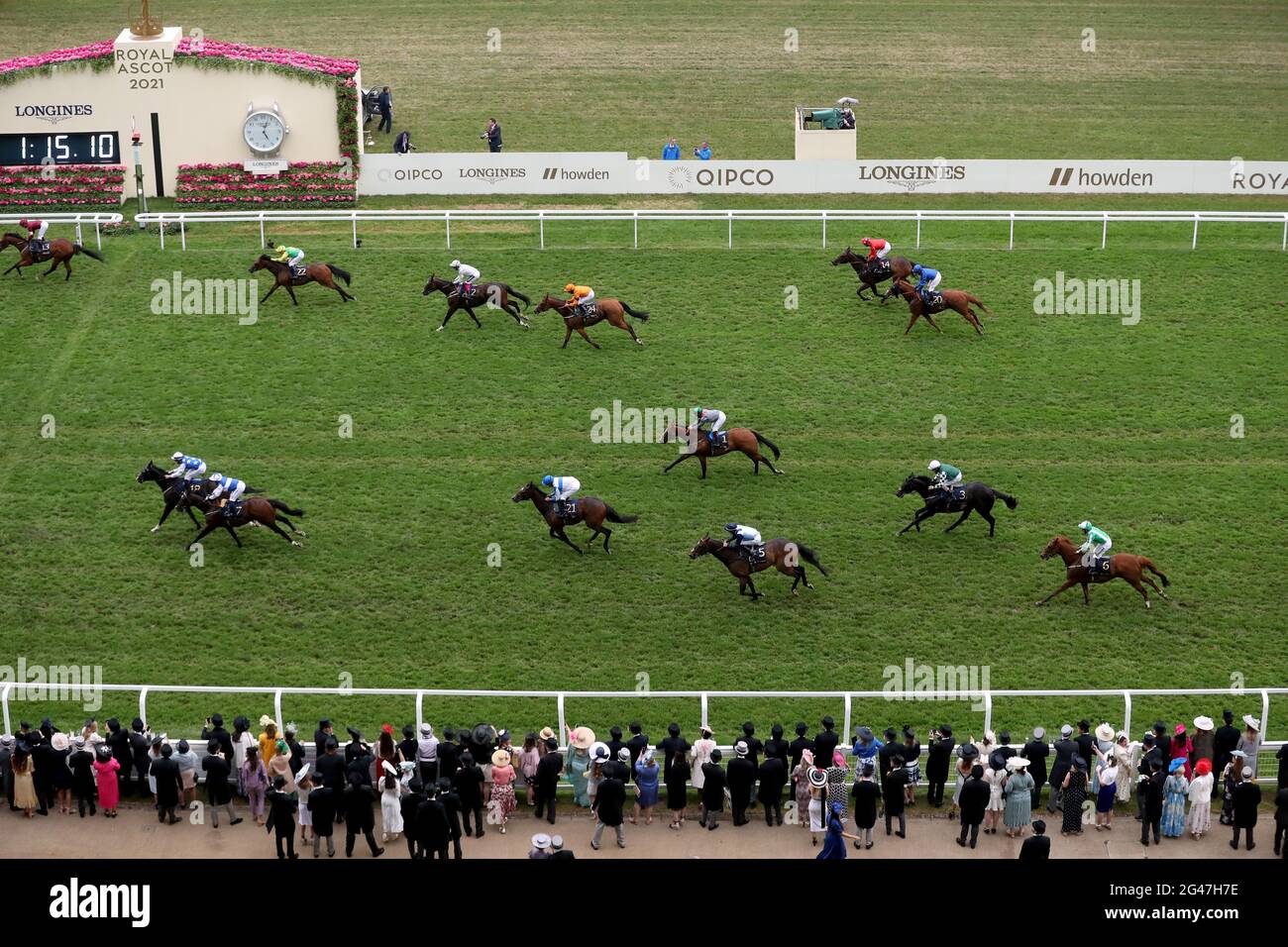 Rohaan (nicht abgebildet), der von Shane Kelly gefahren wird, überquert die Linie zuerst, um die Wokingham Stakes zu gewinnen, während der Rest des Feldes folgt, am fünften Tag von Royal Ascot auf der Ascot Racecourse. Bilddatum: Samstag, 19. Juni 2021. Stockfoto