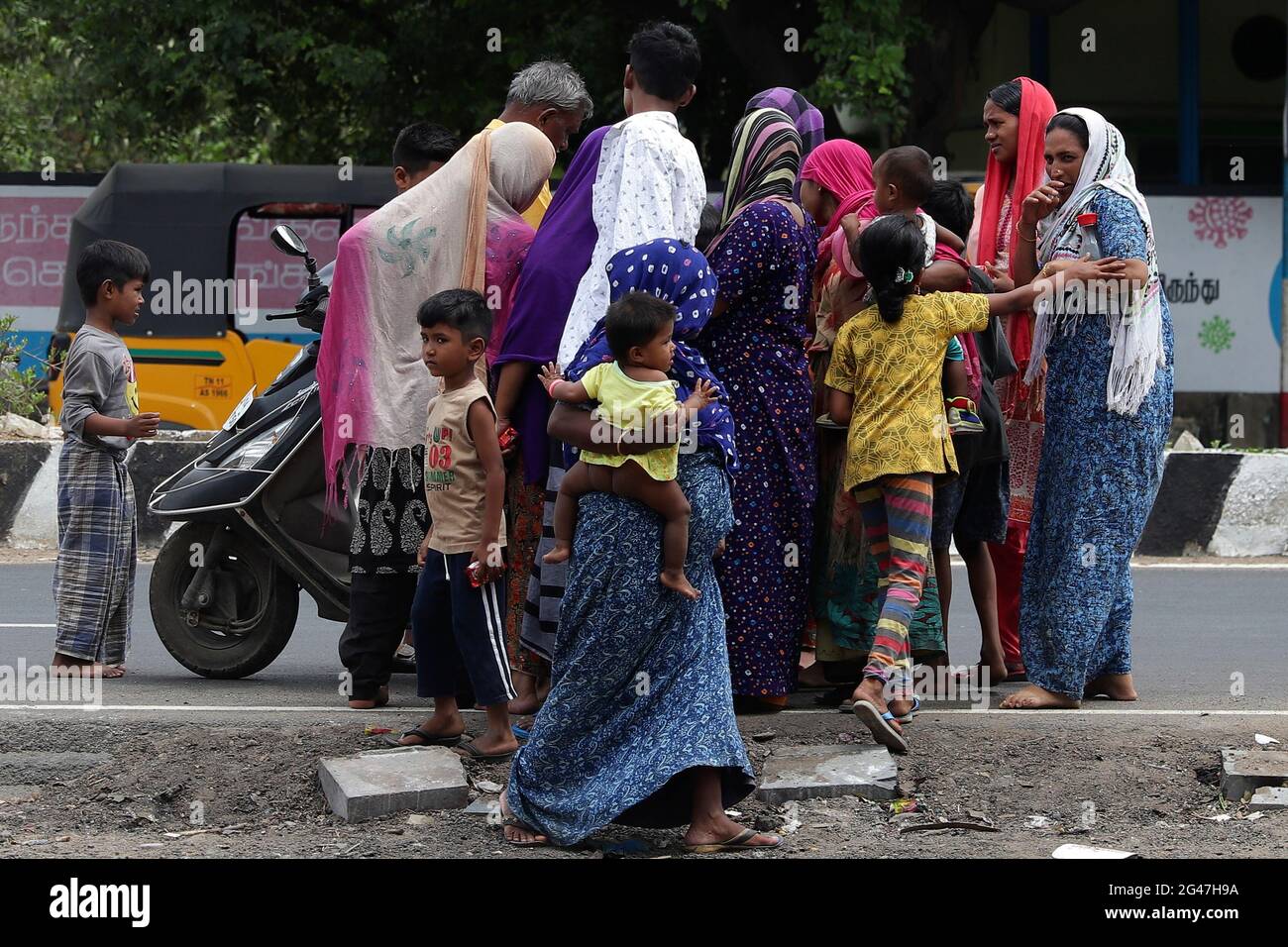 19. Juni 2021, Chennai, Tamil Nadu, Indien: Rohingyas werden im Rohingya-Flüchtlingslager in Kelambakkam, Chennai, Indien, beim Sammeln von Nahrungsmitteln gesehen. Der Fotoessay über das Leben der Rohingya-Flüchtlinge, die im Flüchtlingslager Kelambakkam am Stadtrand von Chennai übernachten. Mehr als 85 Rohingya kamen vor vielen Jahren während des Konflikts zwischen den Rakhine-Buddhisten und den Rohingya-Muslimen in Myanmar nach Chennai. Die Rohingyas werden von den Vereinten Nationen als „die am meisten verfolgte Minderheit der Welt“ angesehen. Der 20. Juni markiert den „Weltflüchtlingstag“. Der Tag konzentriert sich auf die Rechte, Bedürfnisse und drea Stockfoto