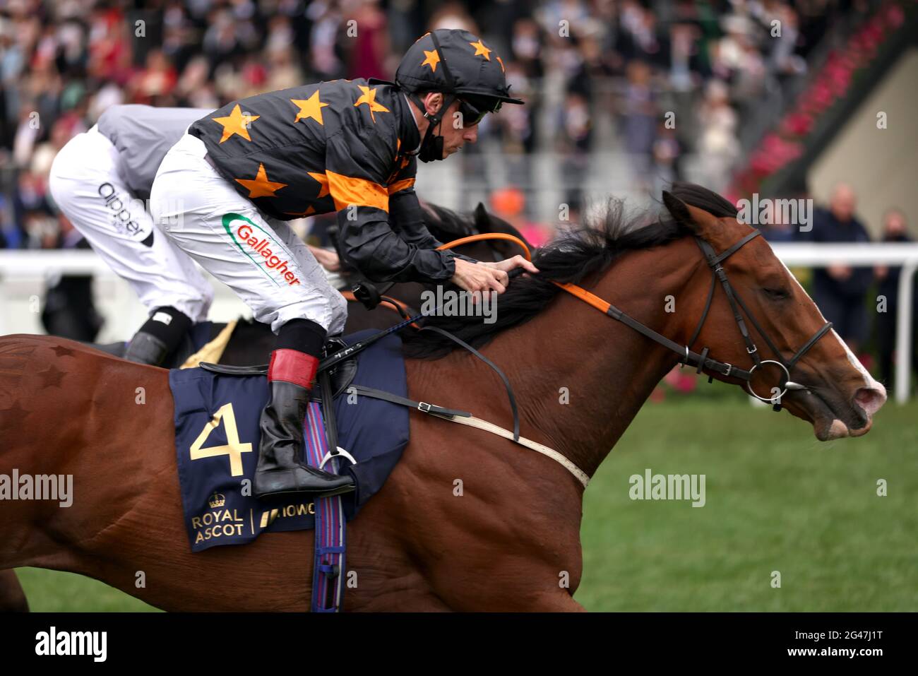 Rohaan, der von Shane Kelly auf dem Weg zum Sieg über die Wokingham Stakes gefahren wurde, am fünften Tag von Royal Ascot auf der Pferderennbahn von Ascot. Bilddatum: Samstag, 19. Juni 2021. Stockfoto