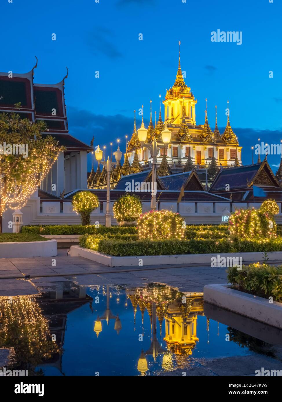 Metallische Burg hinterließ nur eine in Bangkok, Thailand, den letzten Platz der Welt, unter Abendhimmel in der Dämmerung mit Spiegelung aus dem Wasser Stockfoto