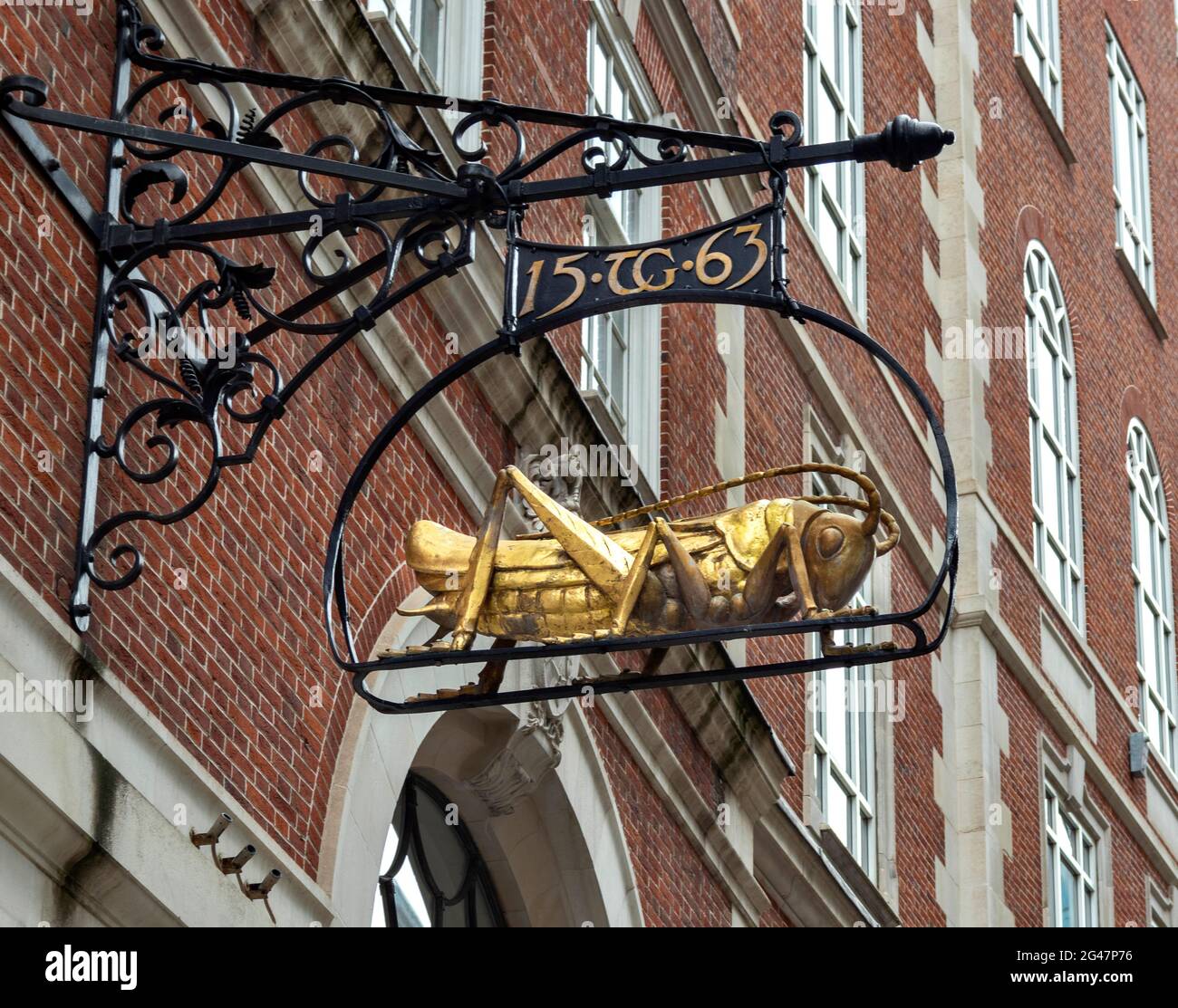LONDON ENGLAND LOMBARD STREET STRASSENSCHILDER GOLDEN GRASSHOPPER THOMAS GRESHAM 1563 GRÜNDER ROYAL EXCHANGE Stockfoto