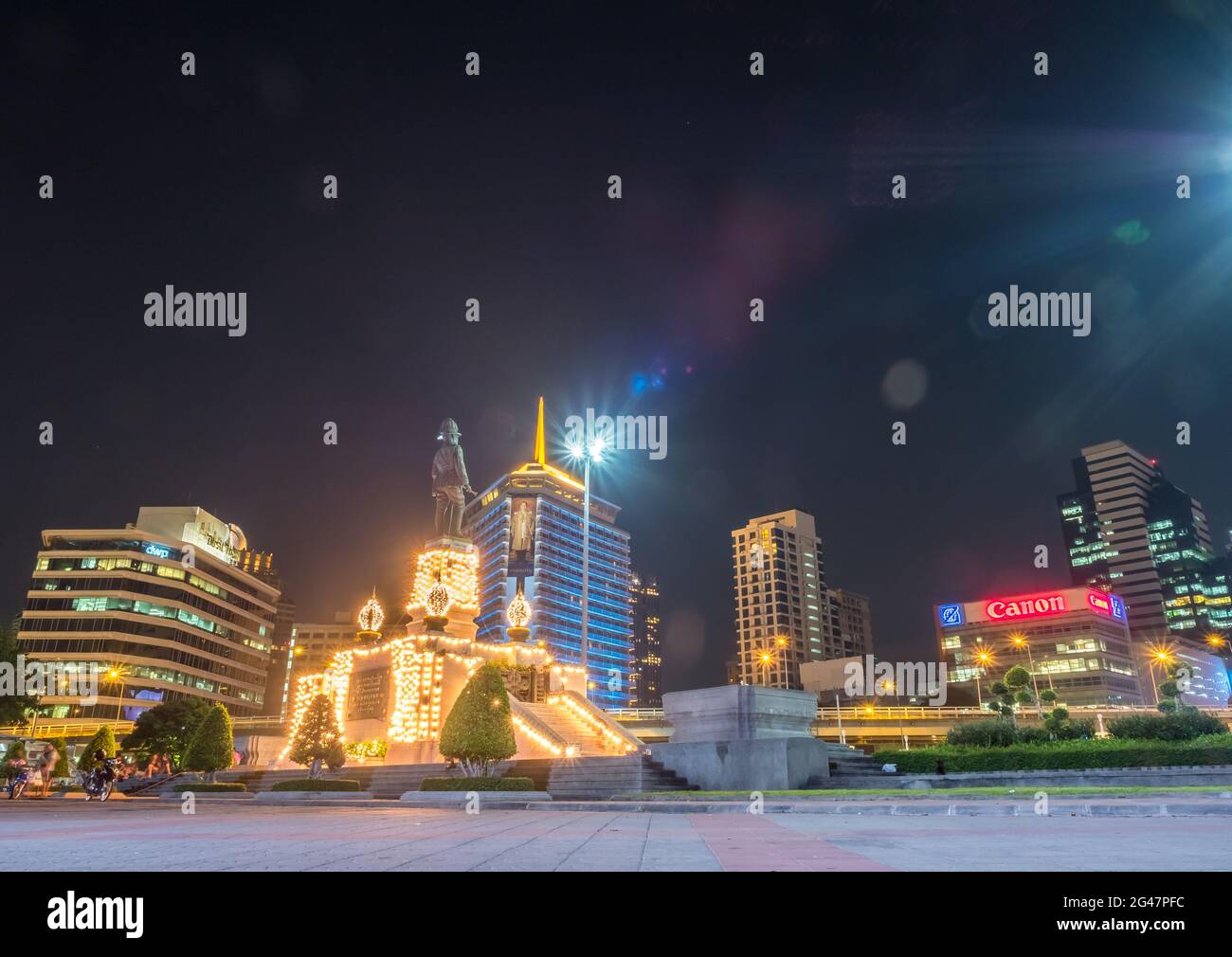 BANGKOK - DEZEMBER 18: Die Rückseite der Statue von König Rama VI mit modernen Gebäuden in Bangkok, Thailand, wurde am 18. Dezember 2015 aufgenommen. Stockfoto