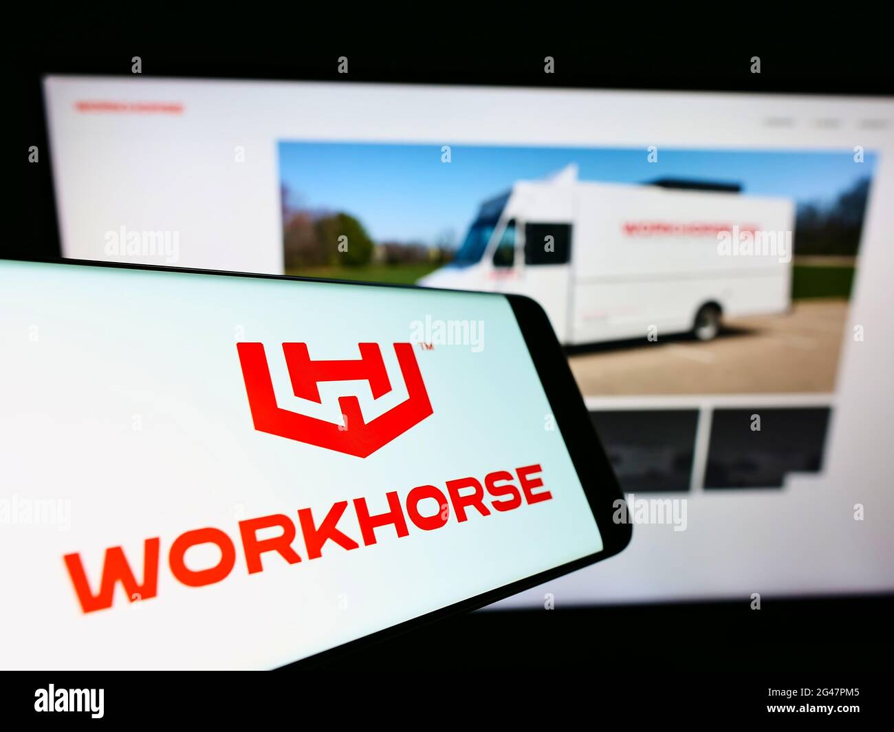 Handy mit Logo des US-amerikanischen Elektrofahrzeugunternehmens Workhorse Group Inc. Auf dem Bildschirm vor der Website. Konzentrieren Sie sich auf die Mitte rechts des Telefondisplays. Stockfoto