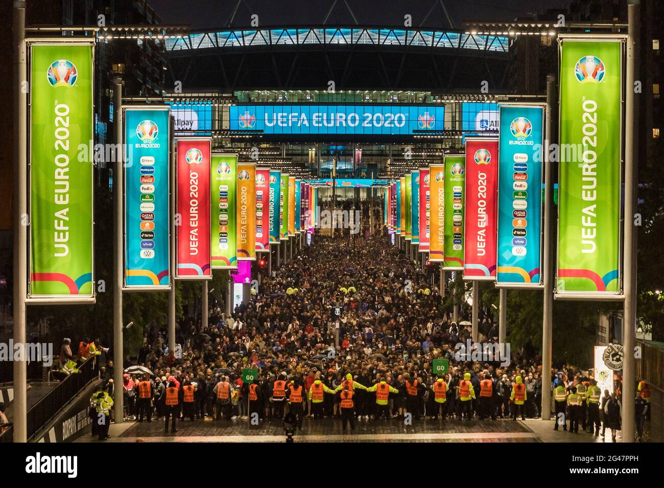 22,500 Fans füllen den olympischen Weg, als sie das Wembley-Stadion verlassen, nachdem England gegen Schottland heute Abend in einem torlosen Unentschieden bei der EM 2020 endete Stockfoto