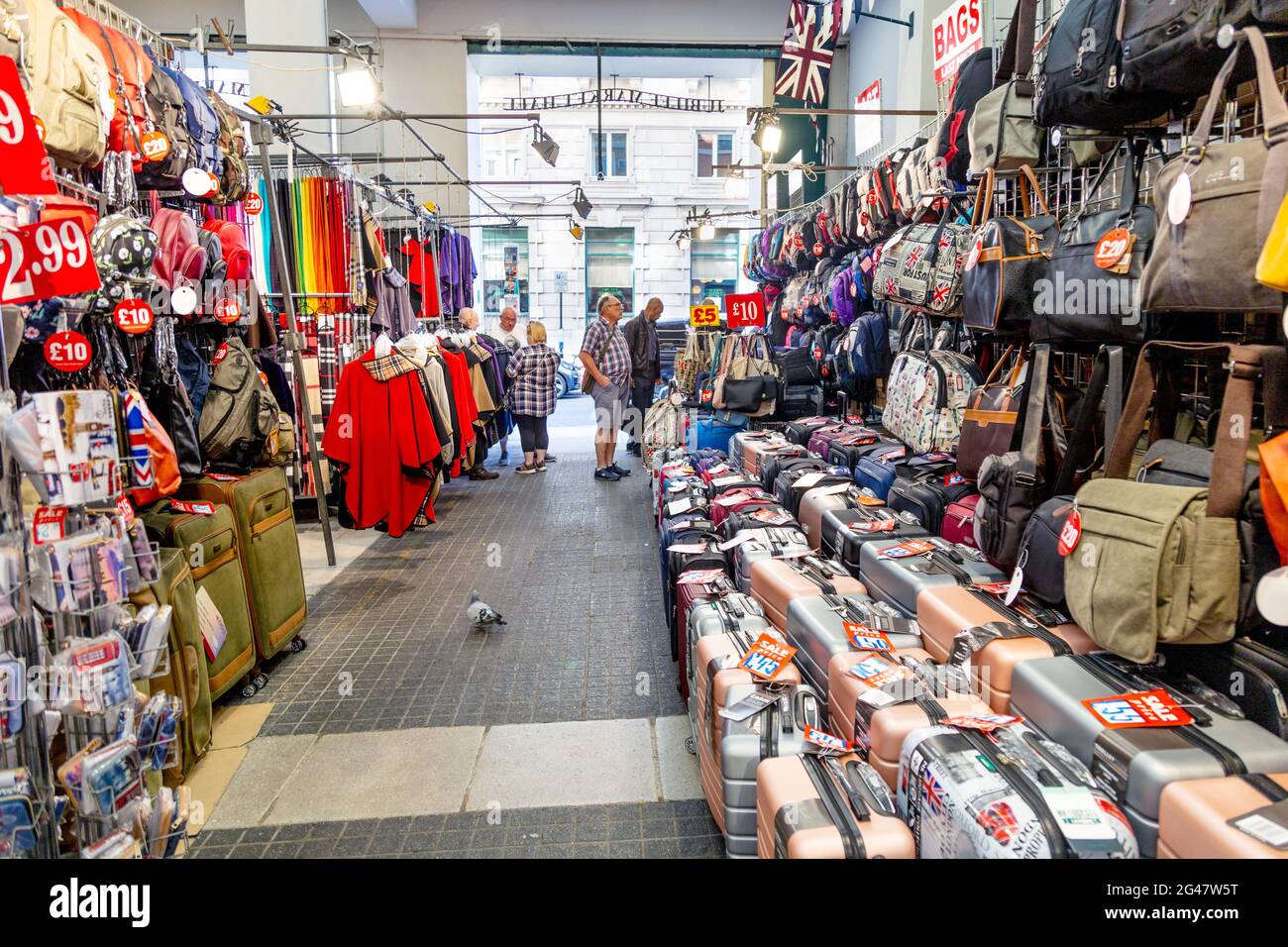 Kleidersäcke und Souvenirstände im Jubilee Market, Covent Garden, London, Großbritannien Stockfoto