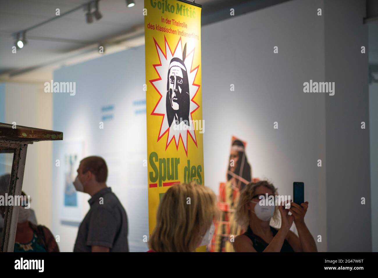 Rostock, Deutschland. Juni 2021. Blick auf die Ausstellung 'OST/WESTERN - Kino, Kult und Klassenfeind' in der Kunsthalle Rostock. Die Ausstellung beschäftigt sich mit dem Einfluss der so genannten DEFA 'indischen' Filme der DDR und der Karl-May-Filme der BRD in den 1960er bis frühen 1980er Jahren. Quelle: Frank Hormann/dpa-Zentralbild/dpa/Alamy Live News Stockfoto