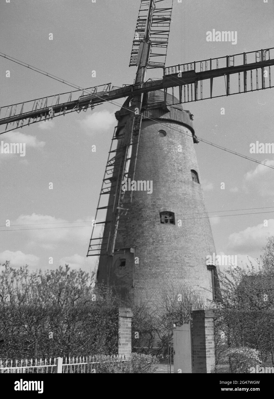 1954, historisch, Windmühle, Essex, England, VEREINIGTES KÖNIGREICH. Diese markanten Gebäude, die in verschiedenen Formen erhältlich sind, sind in ganz Großbritannien mit Schaufeln oder Schaufeln ausgestattet, die den Strom aus dem Wind erzeugen, um Mais zu Mehl zu mahlen. Stockfoto