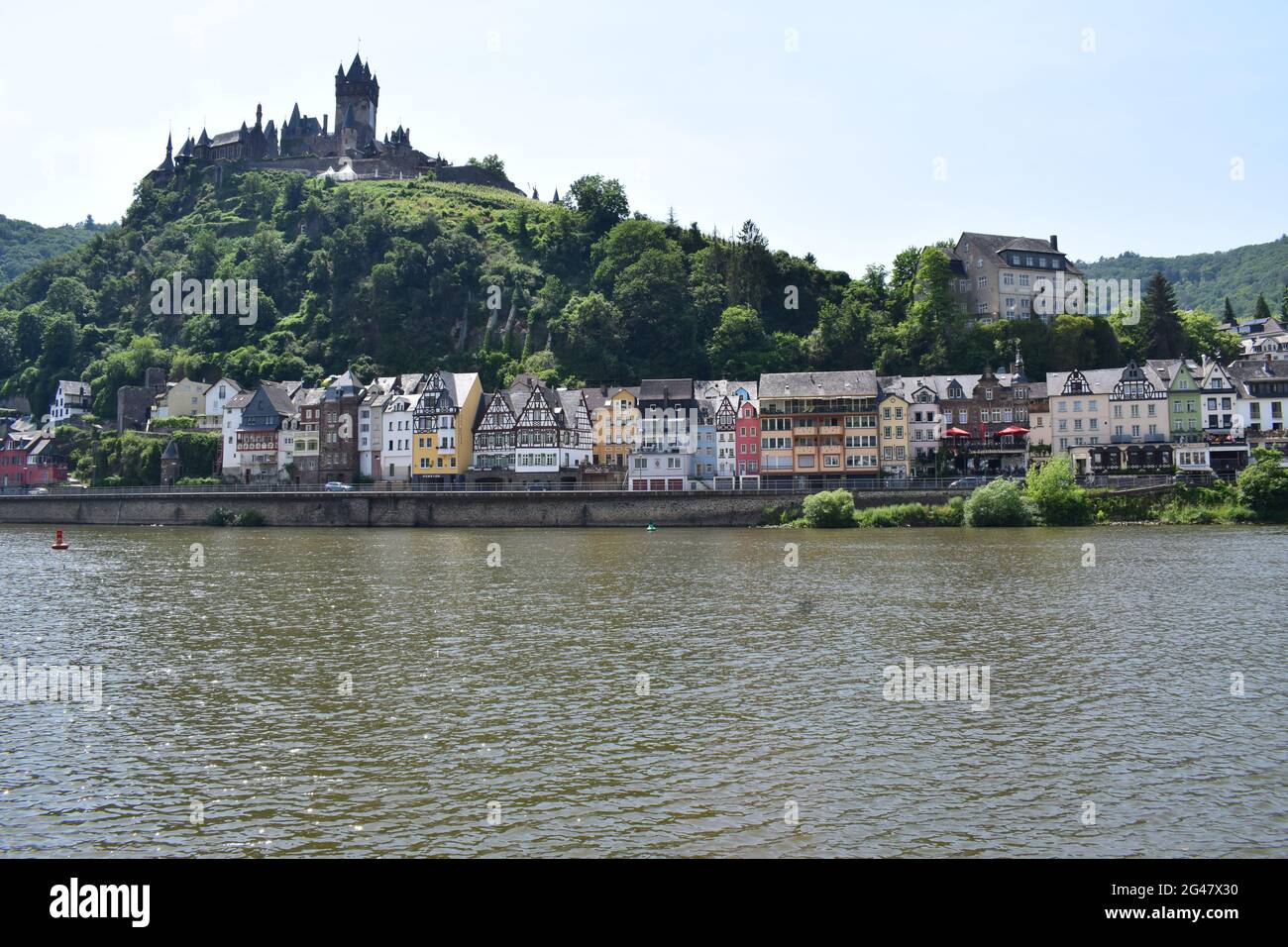 Cochem, Nordufer: Bunte Häuser am Wasser, direkt unter Reichsburg Stockfoto