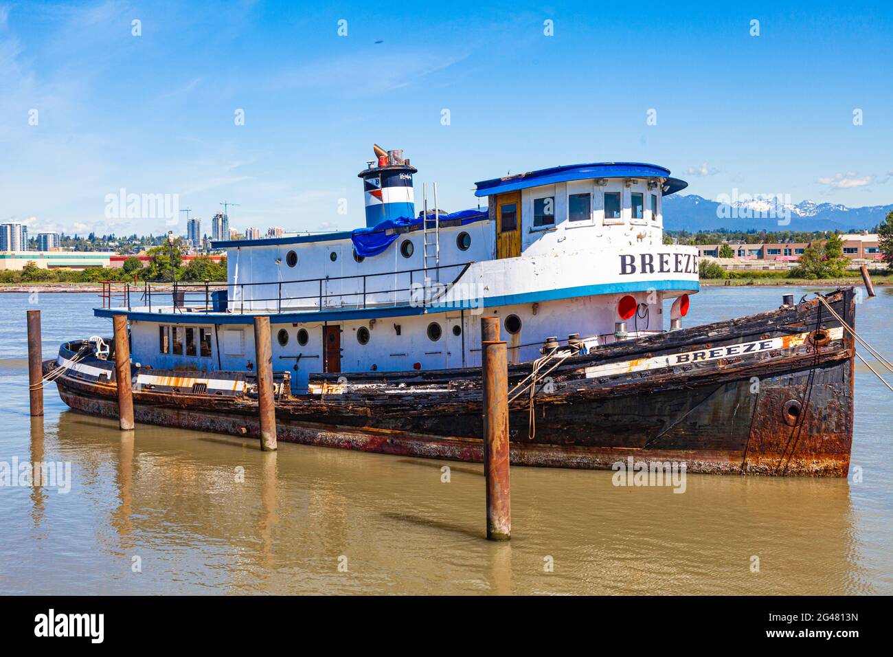 Das verstummte Vergnügungsboot liegt am Ufer des Fraser River in Vancouver, British Columbia, Kanada Stockfoto