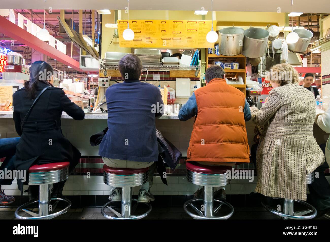 Abendessen an einem alten Lunch-Schalter. Auf dem Reading Terminal Market in Philadelphia, Pennysylvania. Stockfoto