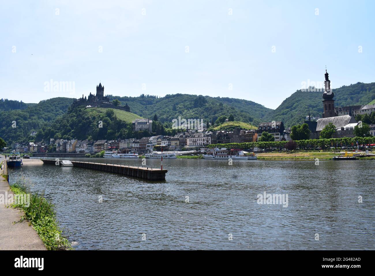 Blick vom kleinen Bootshafen Cochem auf die Altstadt am Nordufer der Mosel Stockfoto