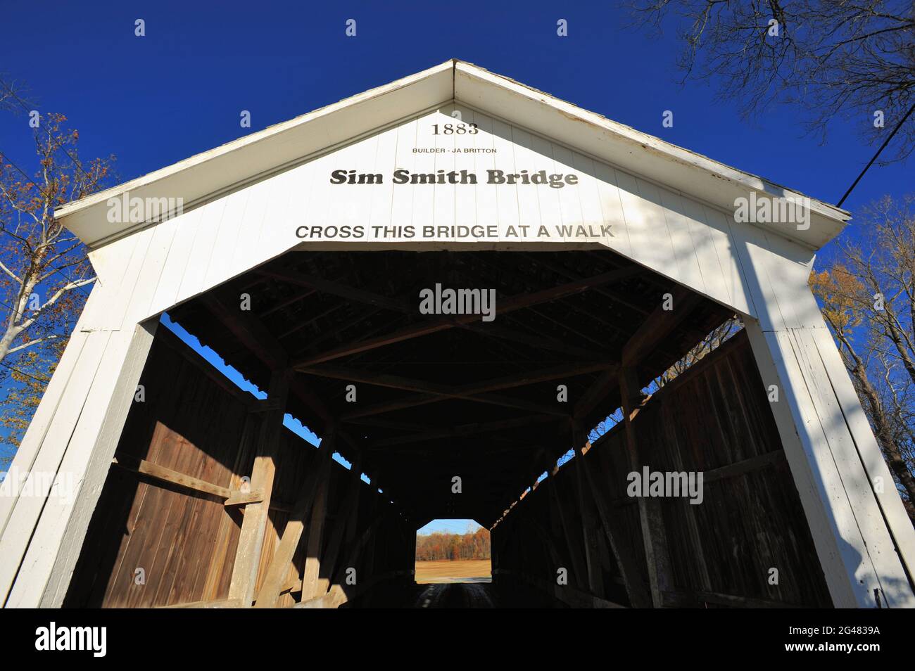Parke County, Indiana, USA. Die SIM Smith Bridge über Leatherwood Creek bei Armierburg, Indiana. Stockfoto