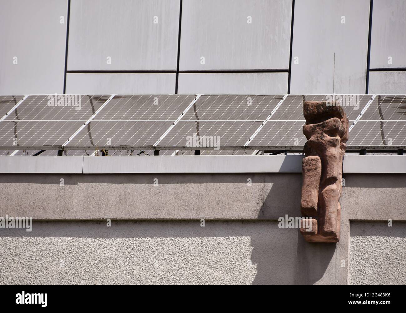 Photovoltaikmodule auf dem Dach eines Theatergebäudes in Pforzheim erzeugen grünen Strom Stockfoto