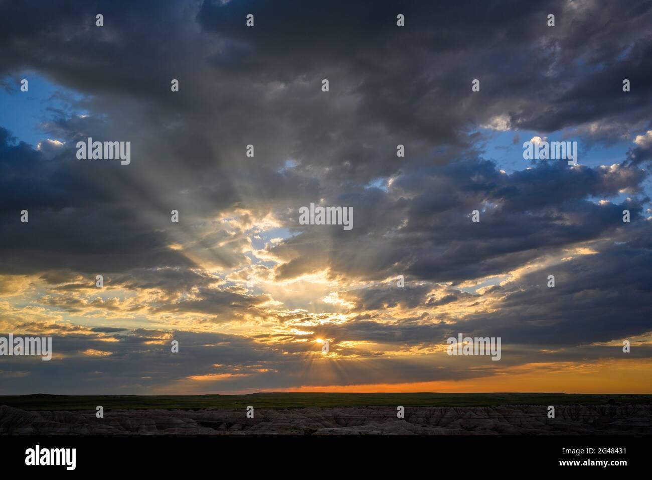 Sonnenaufgang bei Big Badlands Overlook im Badlands National Park, South Dakota. Stockfoto