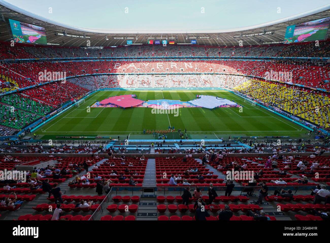 MÜNCHEN, DEUTSCHLAND - 19. JUNI: Gesamtansicht der Allianz Arena mit riesigen Trikots von Portugal und Deutschland während des UEFA Euro 2020 Gruppe F-Spiels zwischen Portugal und Deutschland in der Allianz Arena am 19. Juni 2021 in München (Foto: Andre Weening/Orange Picles) Stockfoto