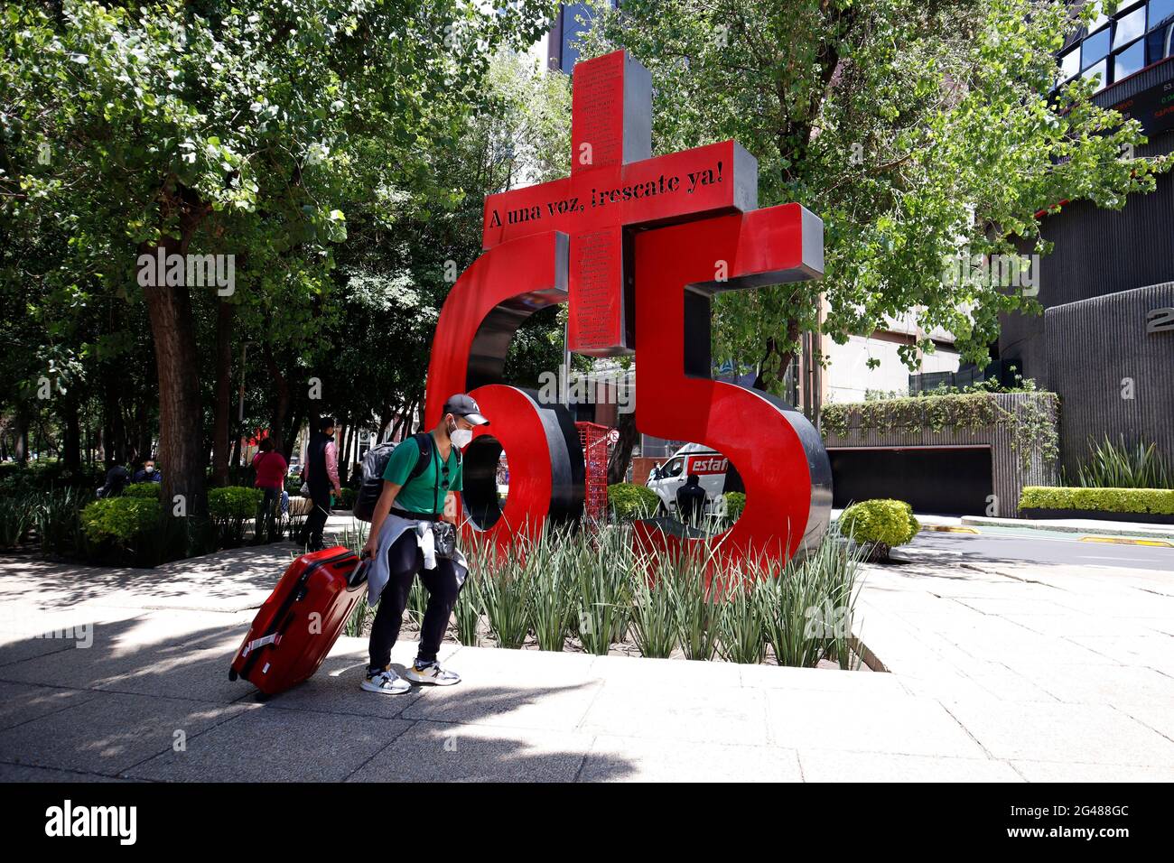 Mexiko-Stadt, Mexiko. Juni 2021. MEXIKO-STADT, MEXIKO, JUNI 19: Anti-Denkmal zur Erinnerung an die 65 Bergleute, die in der Mine Pasta de Conchos im Besitz der Grupo Mexico im Bundesstaat Coahuila starben und Gerechtigkeit, Entschädigung und die Rettung der Leichen forderten. 63 Leichen befinden sich noch in der Kohlemine und warten darauf, gerettet zu werden. Anti-Denkmal wurde vor der mexikanischen Börse in Mexiko-Stadt am 19. Juni 2021 in Mexiko-Stadt, Mexiko, aufgestellt. (Foto von Eyepix/Sipa USA) Quelle: SIPA USA/Alamy Live News Stockfoto