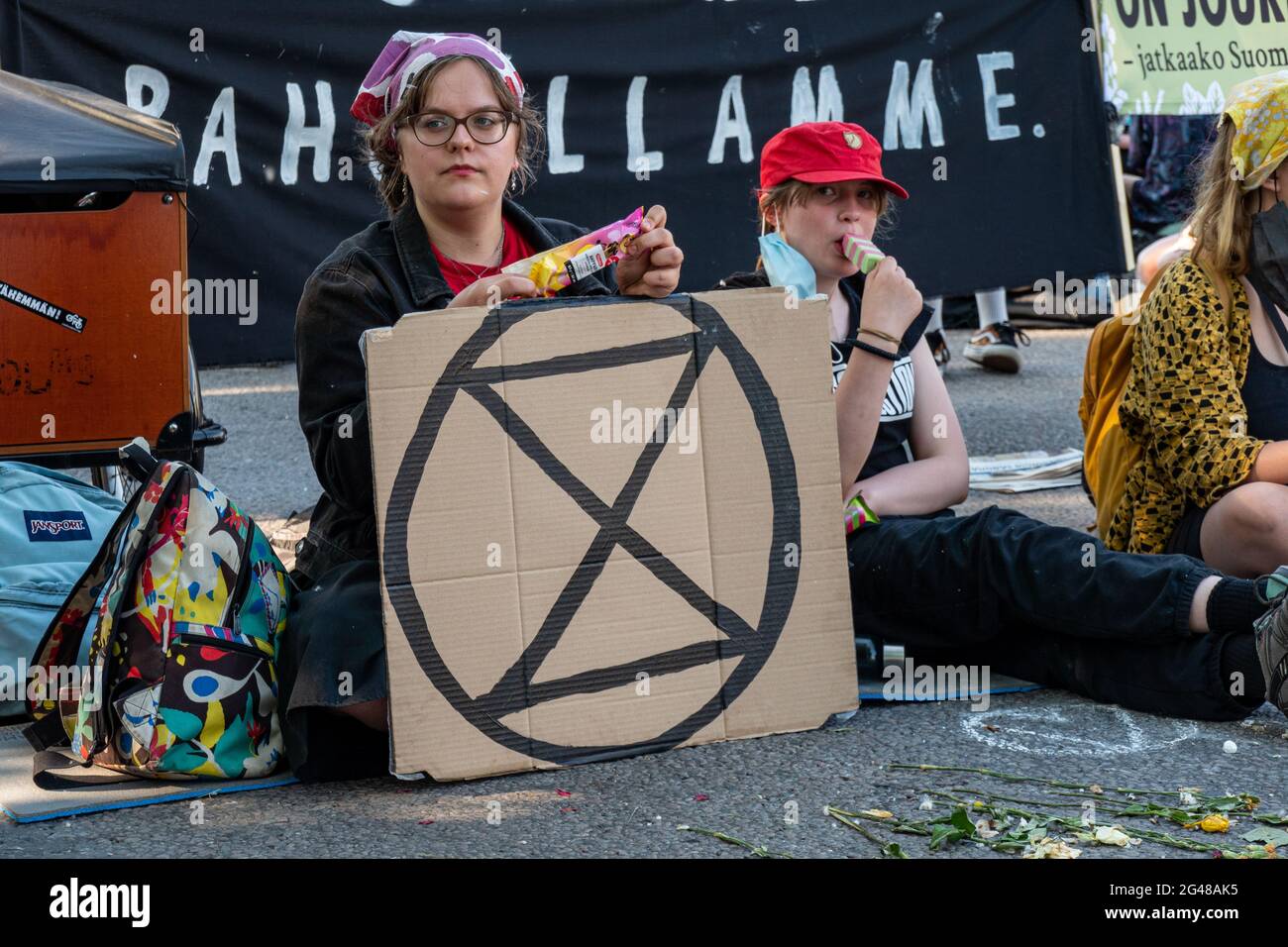 Elokapina oder Aussterben Rebellion Finnlands Klimademonstranten am Mannerheimintie Straßenblock in Helsinki, Finnland Stockfoto