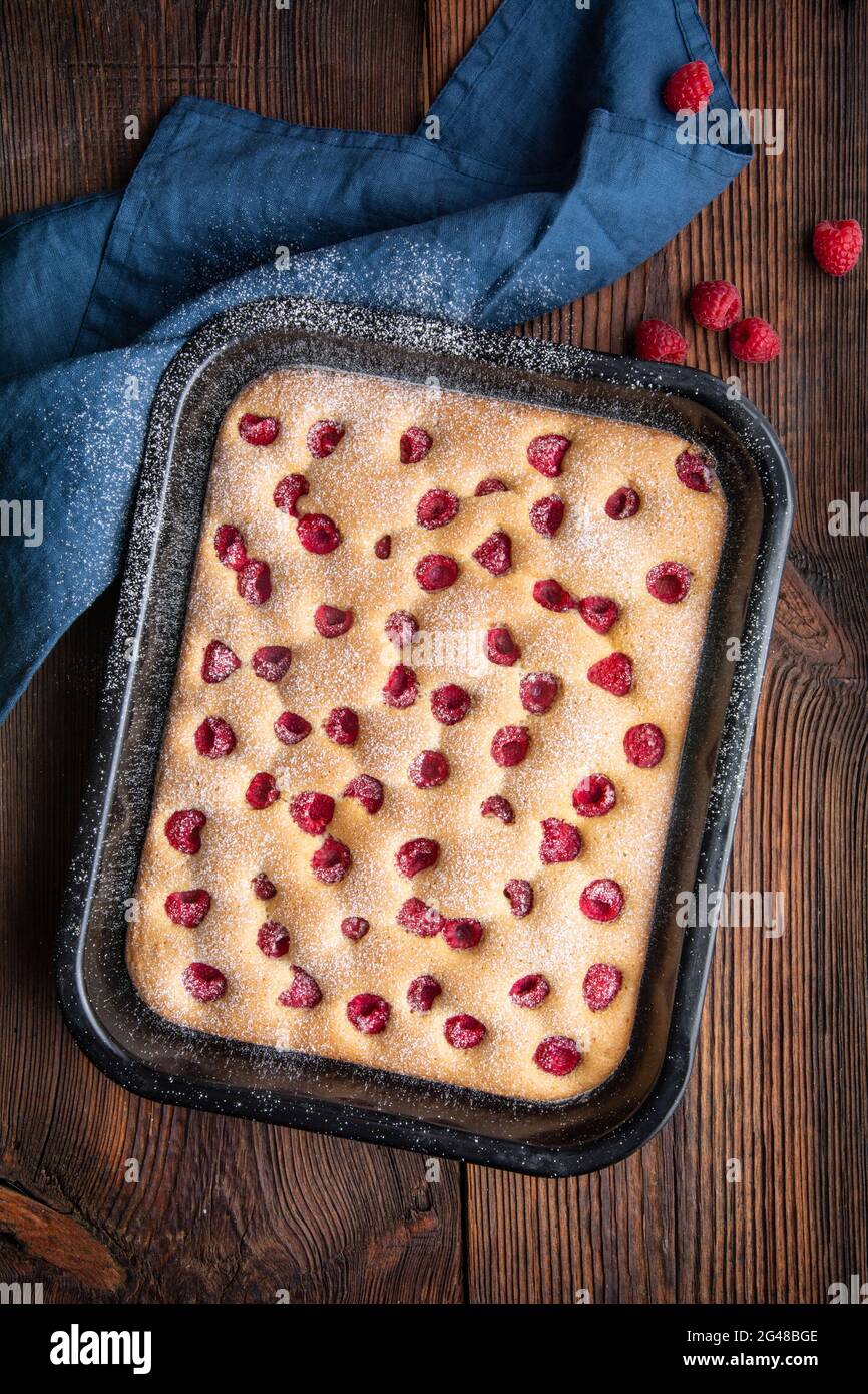 Fruchtiger Himbeerkuchen, bekannt als Bublanina, mit Puderzucker bestreut Stockfoto