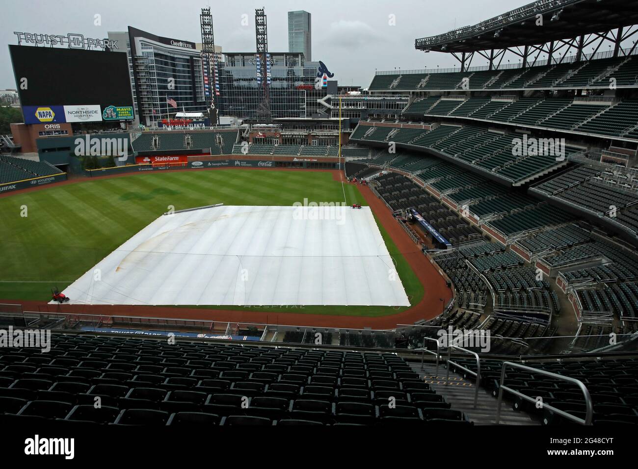 Tarp bedeckt das Spielfeld während einer Regenverzögerung im Truist Park in Atlanta, Georgia, dem Heimstadion des Baseballteams Atlanta Braves. Stockfoto