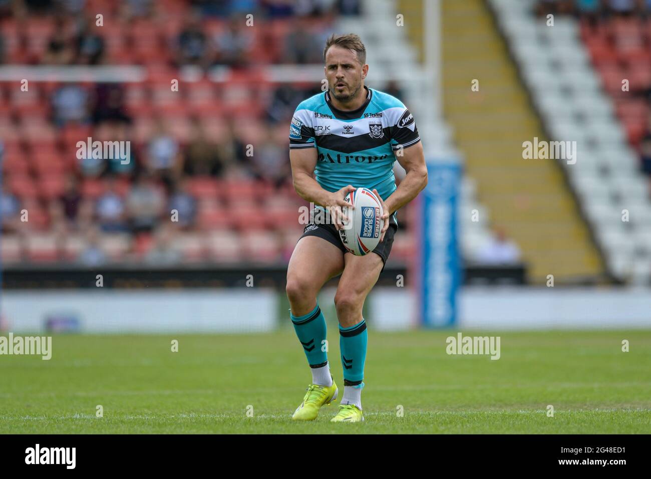 Josh Reynolds (6) vom Hull FC mit dem Ball Stockfoto